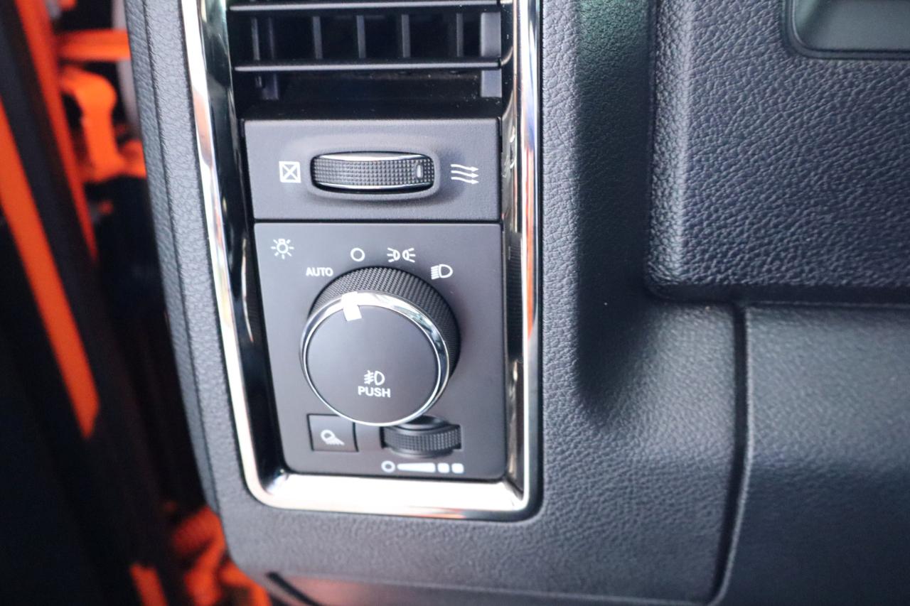 RAM 1500 4WD Crew Cab 140.5" Sport 2015