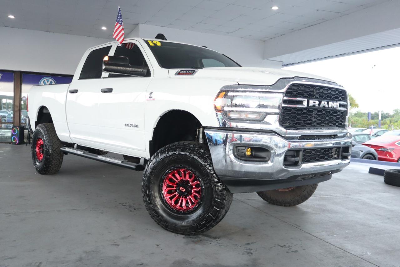 RAM 2500 Tradesman 4x4 Crew Cab 6'4" Box 2019