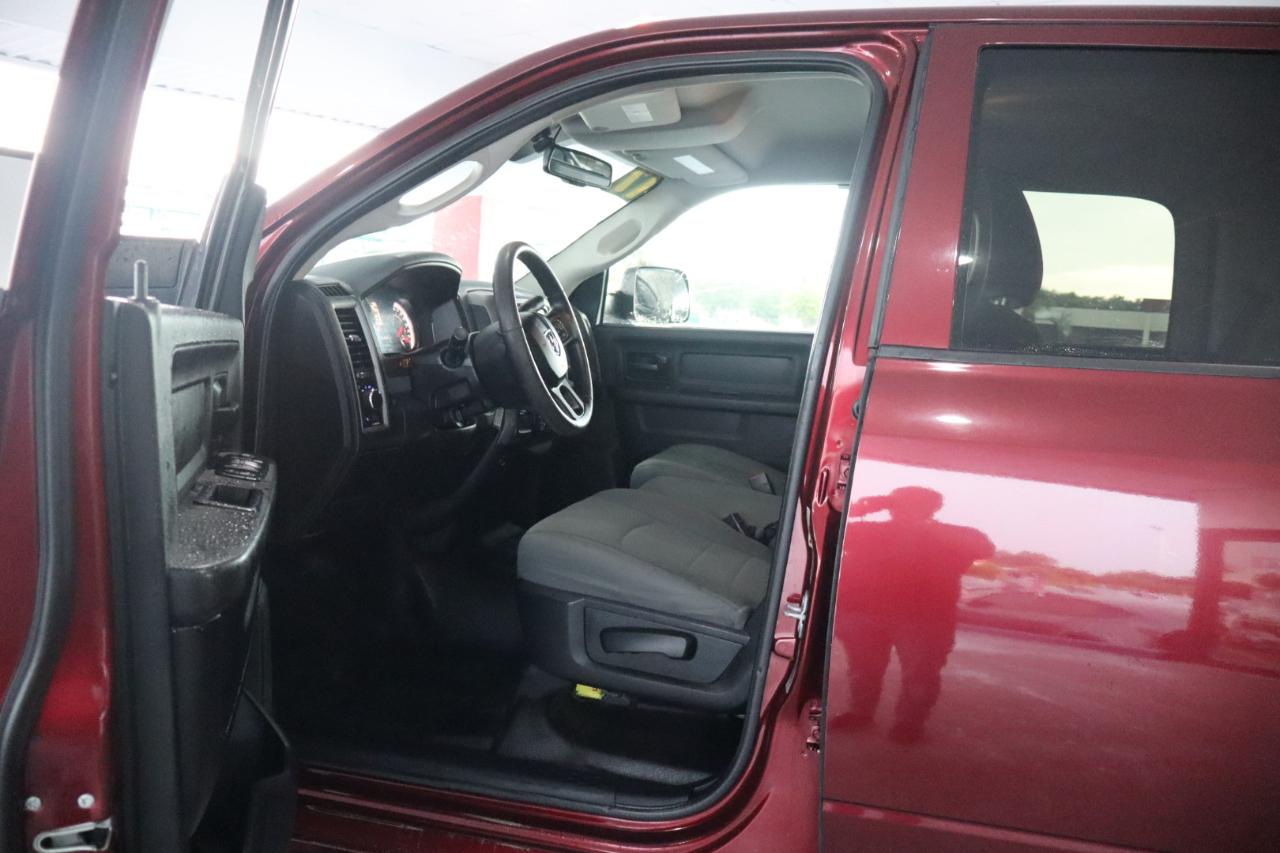 RAM 3500 Tradesman 4x4 Crew Cab 8' Box 2017