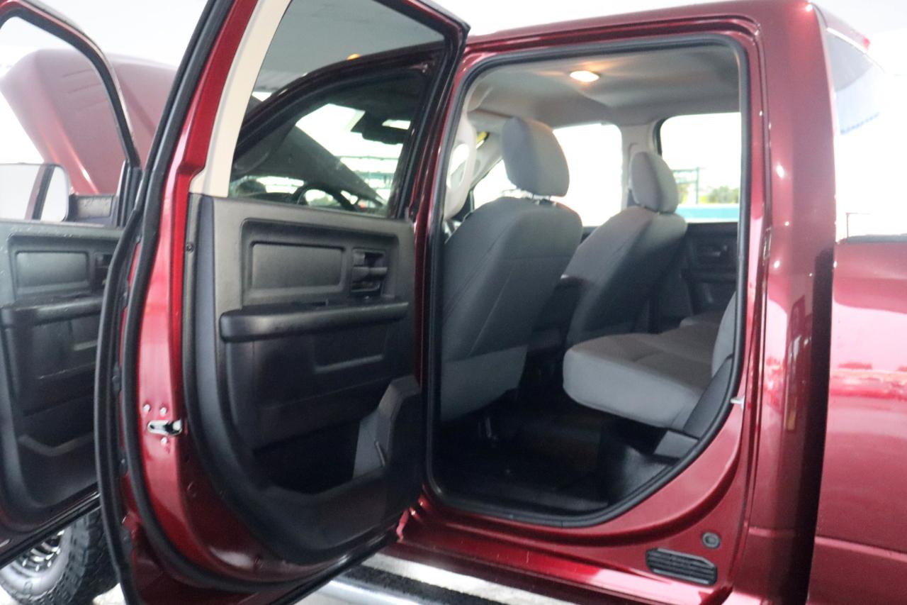RAM 3500 Tradesman 4x4 Crew Cab 8' Box 2017