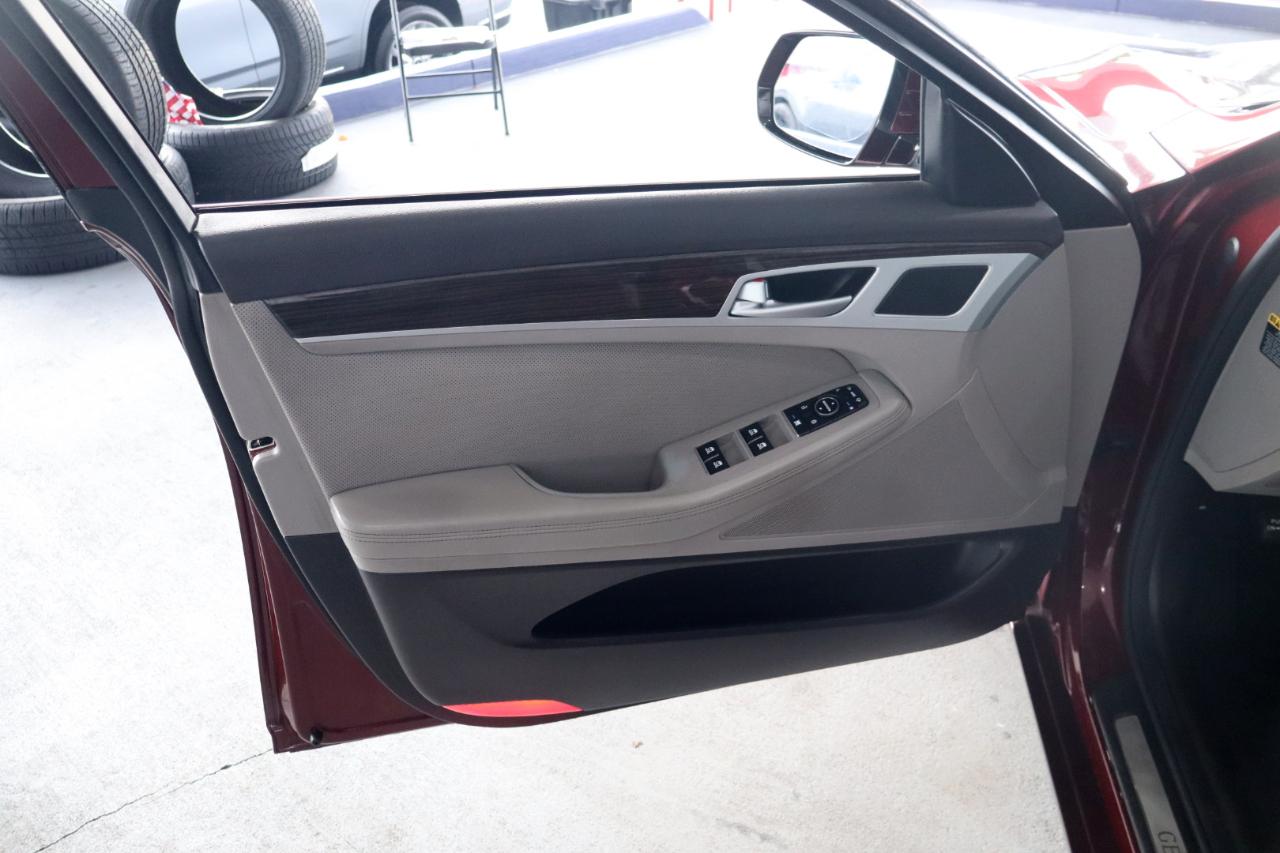 Hyundai Genesis 4dr Sdn V6 3.8L RWD 2015