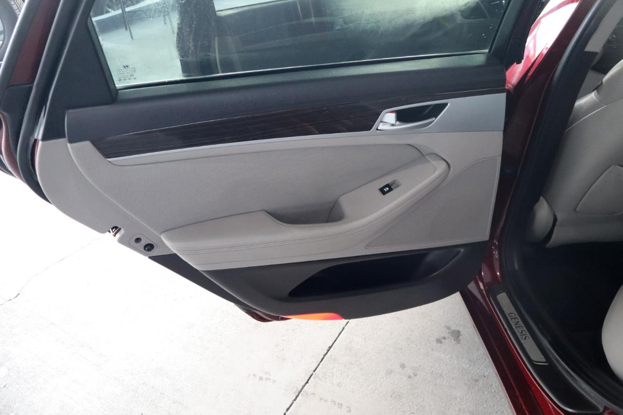Hyundai Genesis 4dr Sdn V6 3.8L RWD 2015