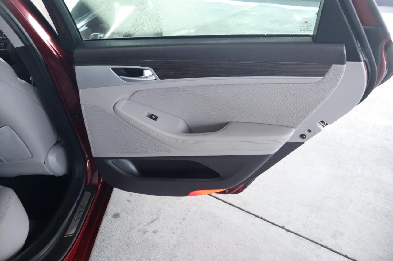 Hyundai Genesis 4dr Sdn V6 3.8L RWD 2015