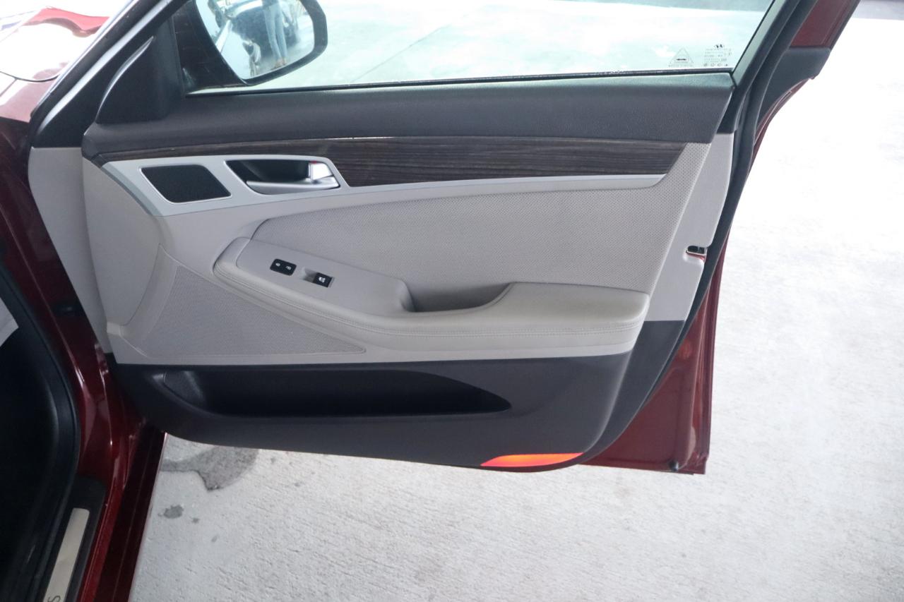 Hyundai Genesis 4dr Sdn V6 3.8L RWD 2015