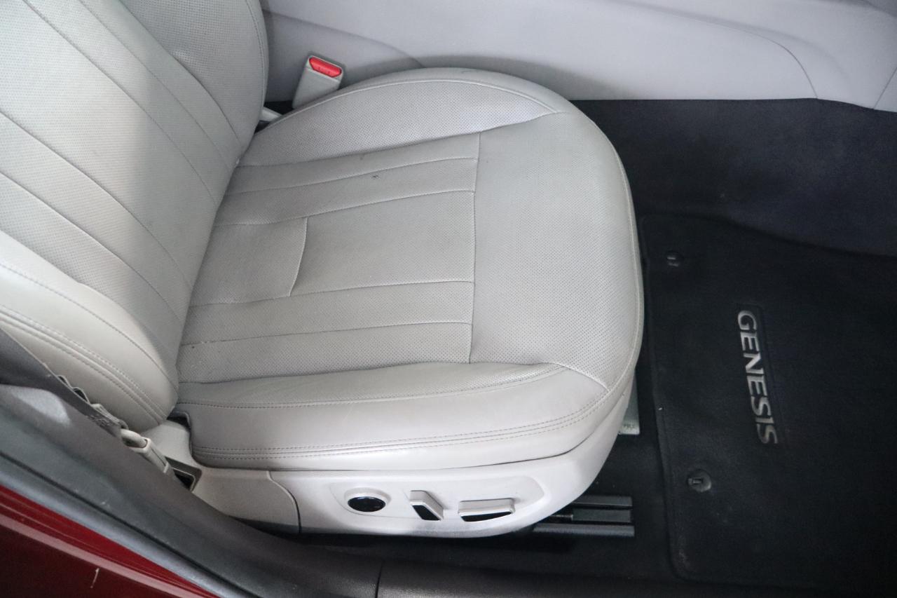 Hyundai Genesis 4dr Sdn V6 3.8L RWD 2015