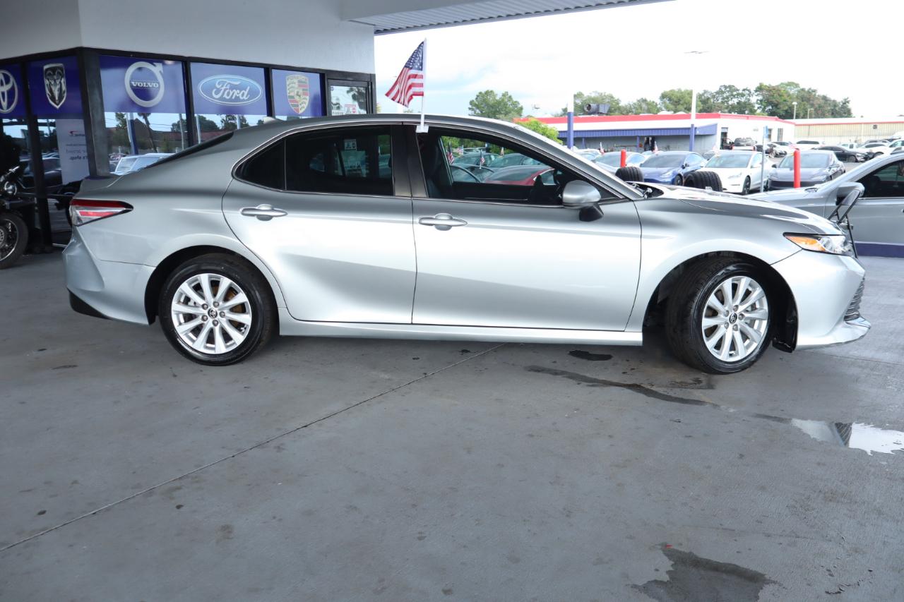 Toyota Camry LE Auto (Natl) 2020