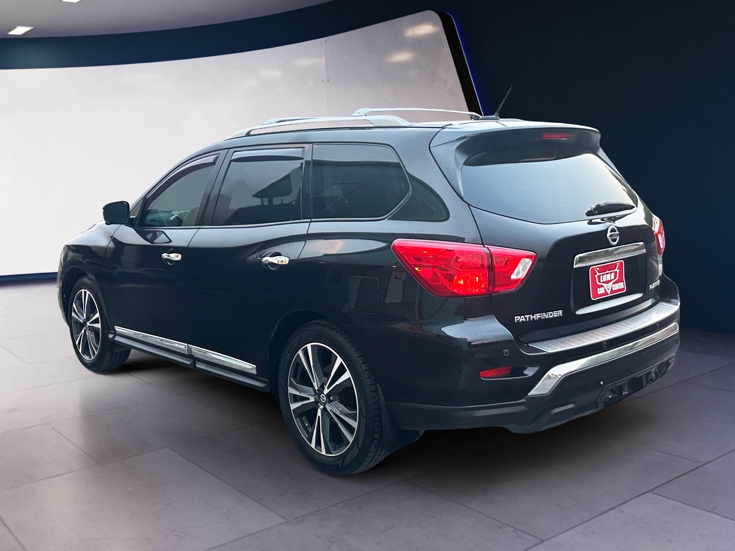 2018 Nissan Pathfinder Platinum photo 2