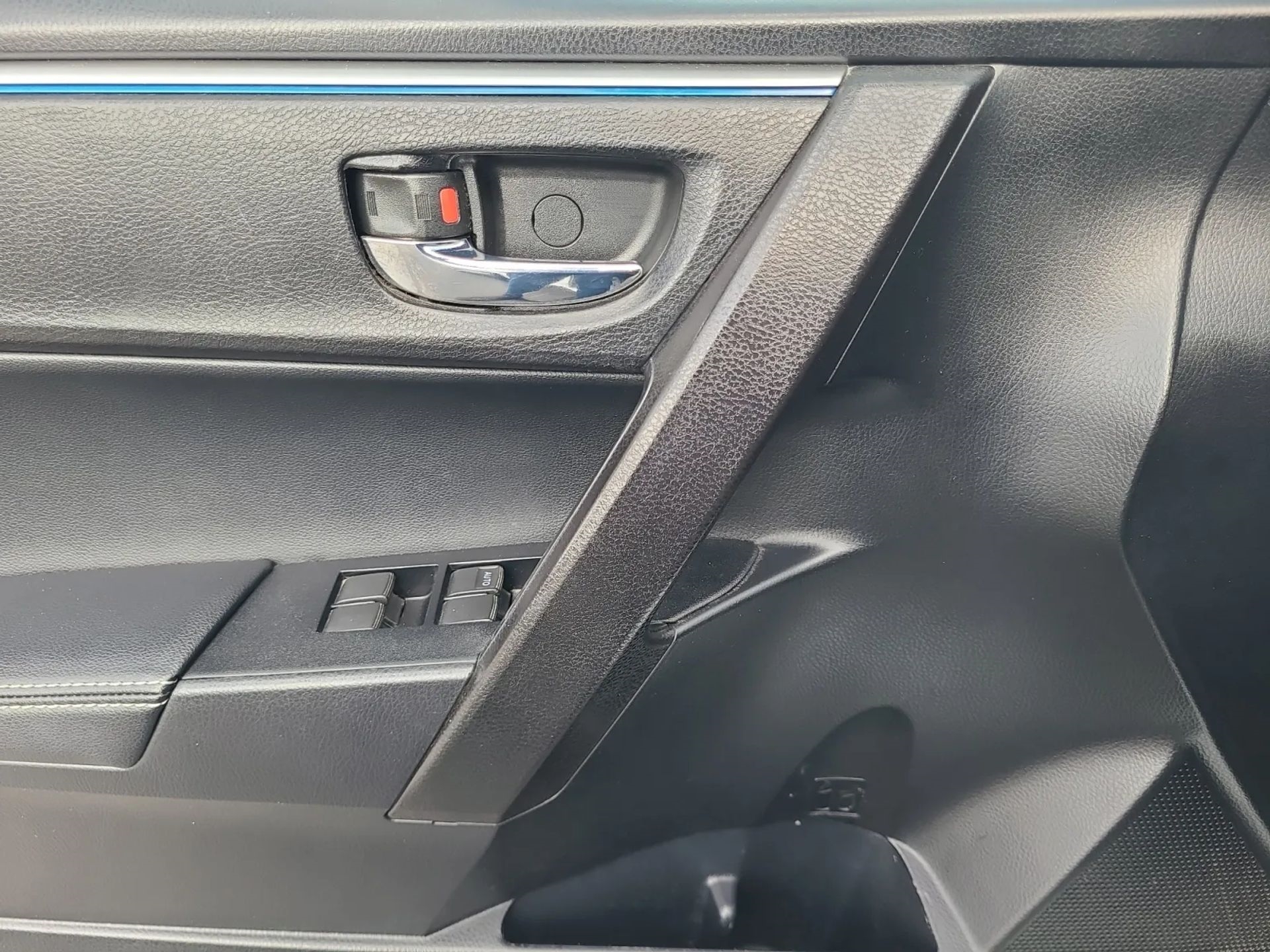 Toyota Corolla 4dr Sdn CVT LE Premium (Natl) 2015