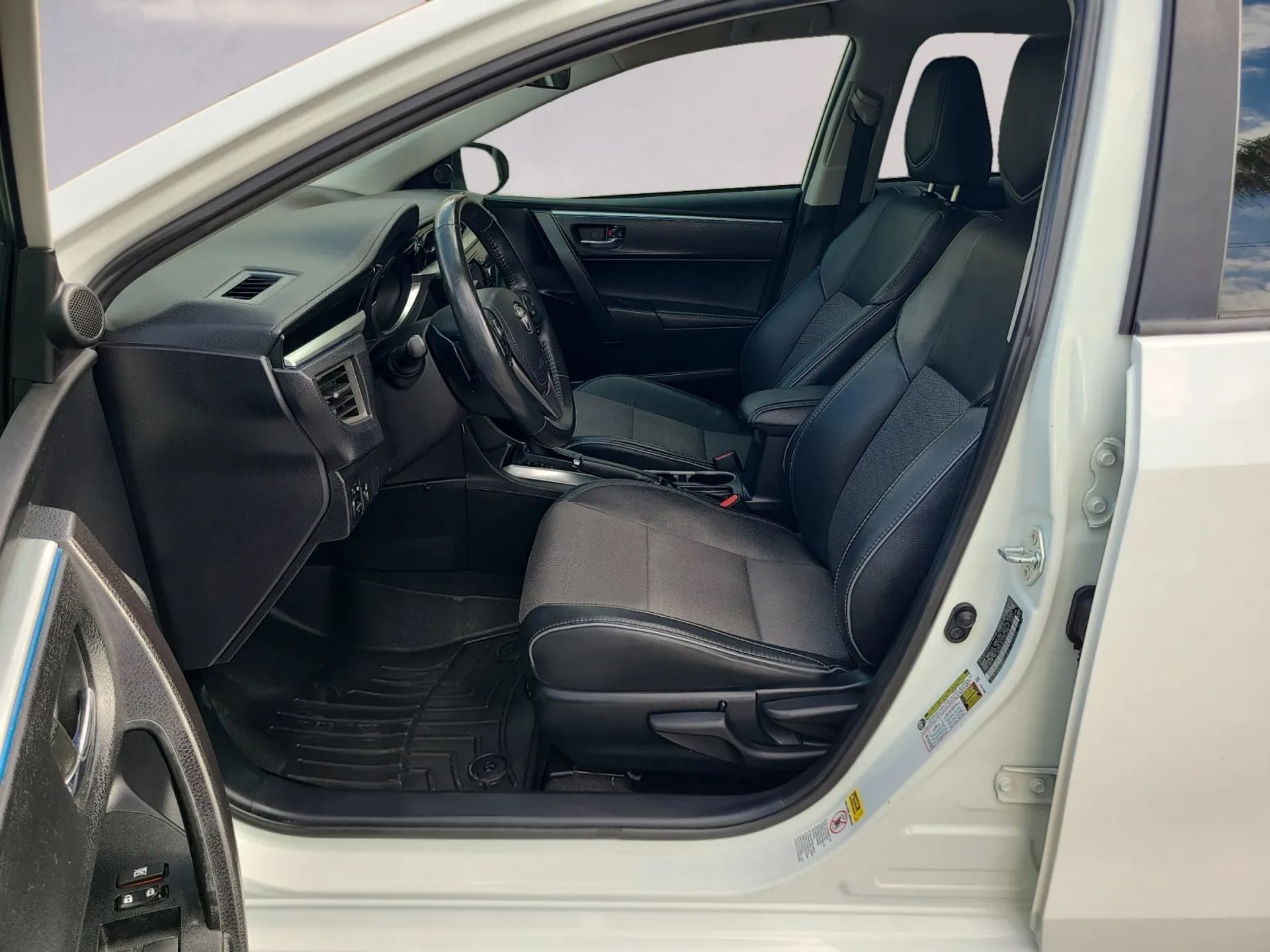 Toyota Corolla 4dr Sdn CVT LE Premium (Natl) 2015