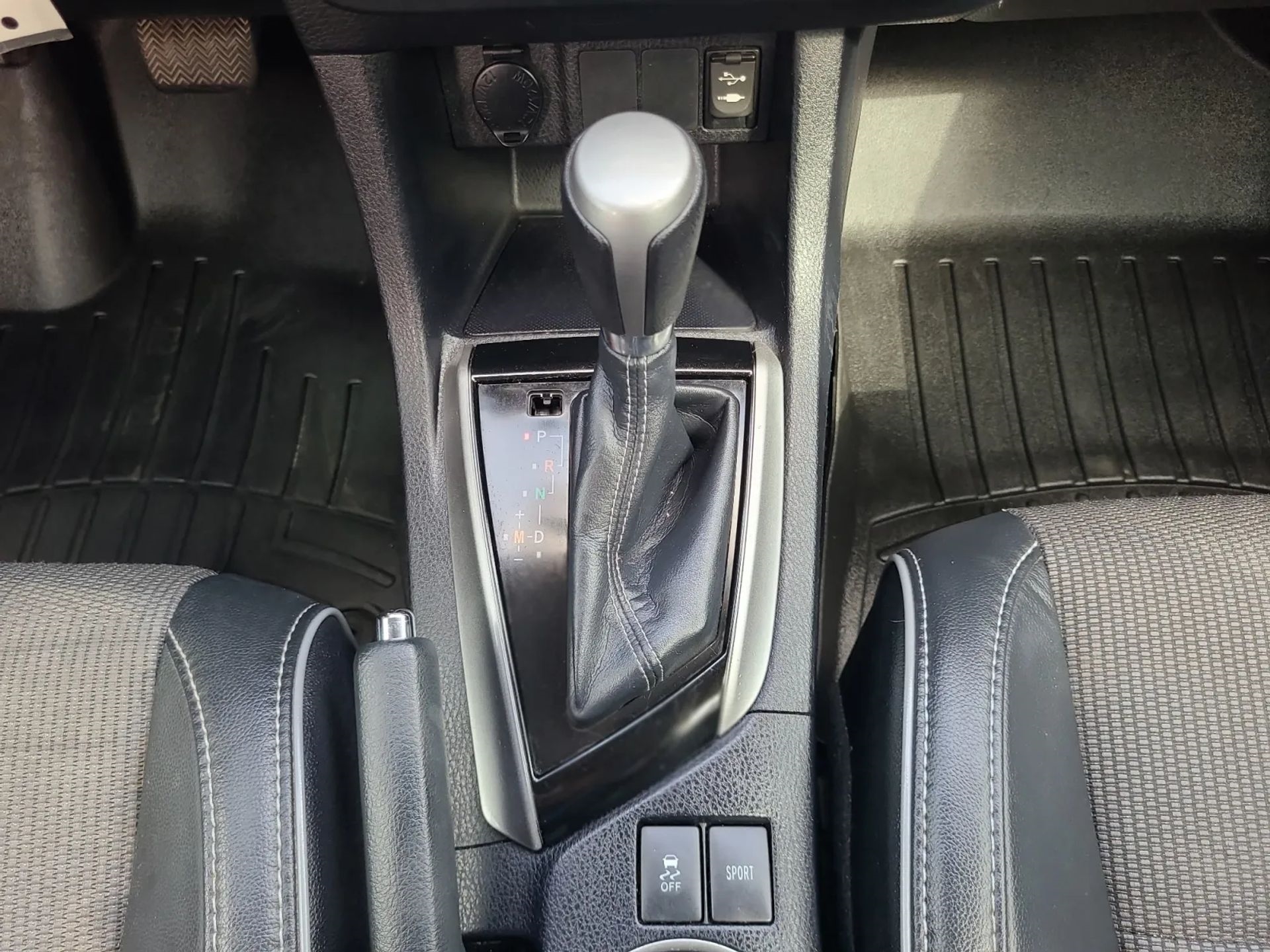 Toyota Corolla 4dr Sdn CVT LE Premium (Natl) 2015