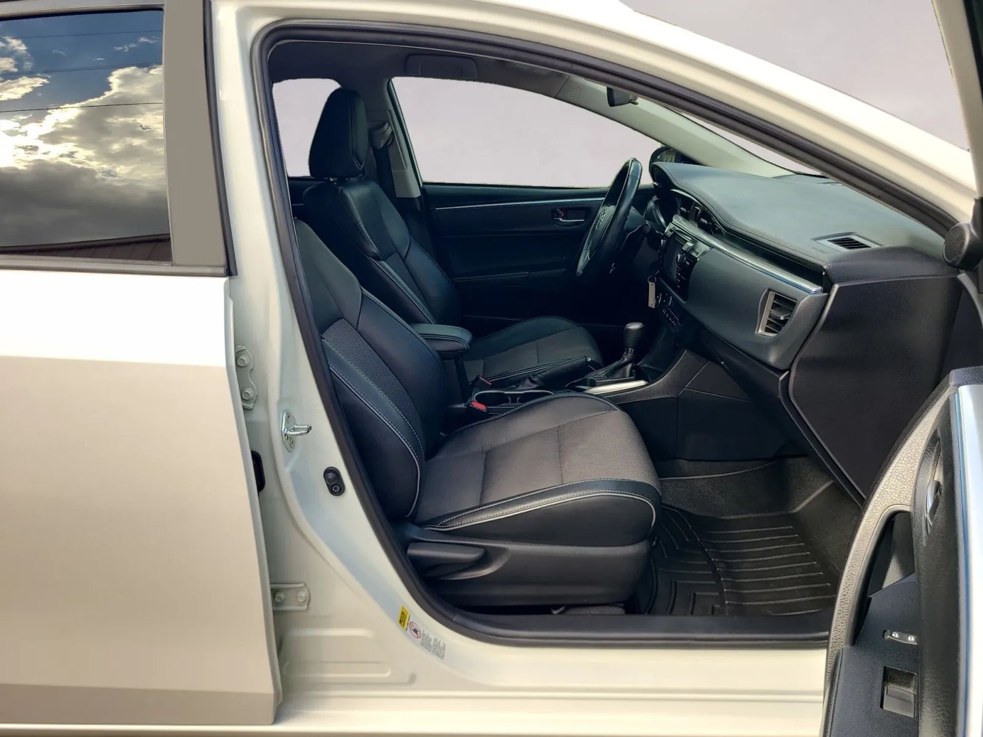 Toyota Corolla 4dr Sdn CVT LE Premium (Natl) 2015