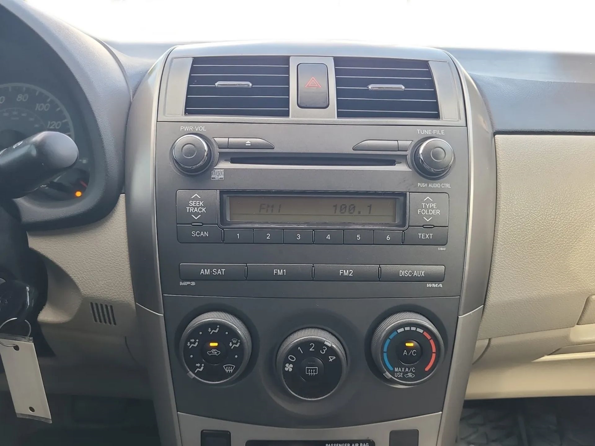 Toyota Corolla 4dr Sdn Auto LE (Natl) 2011