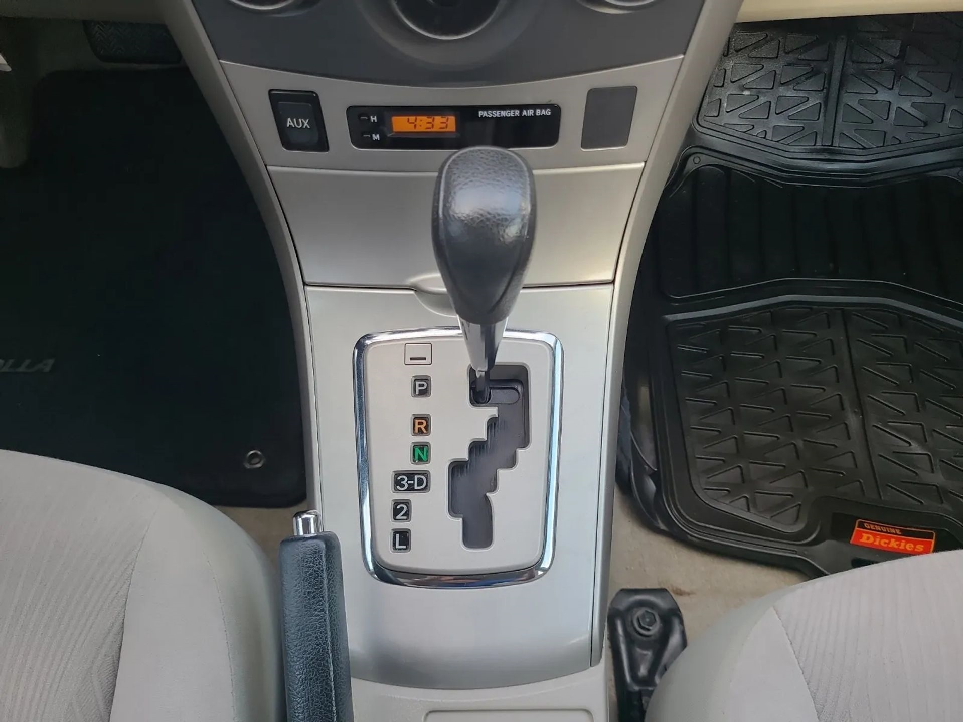 Toyota Corolla 4dr Sdn Auto LE (Natl) 2011
