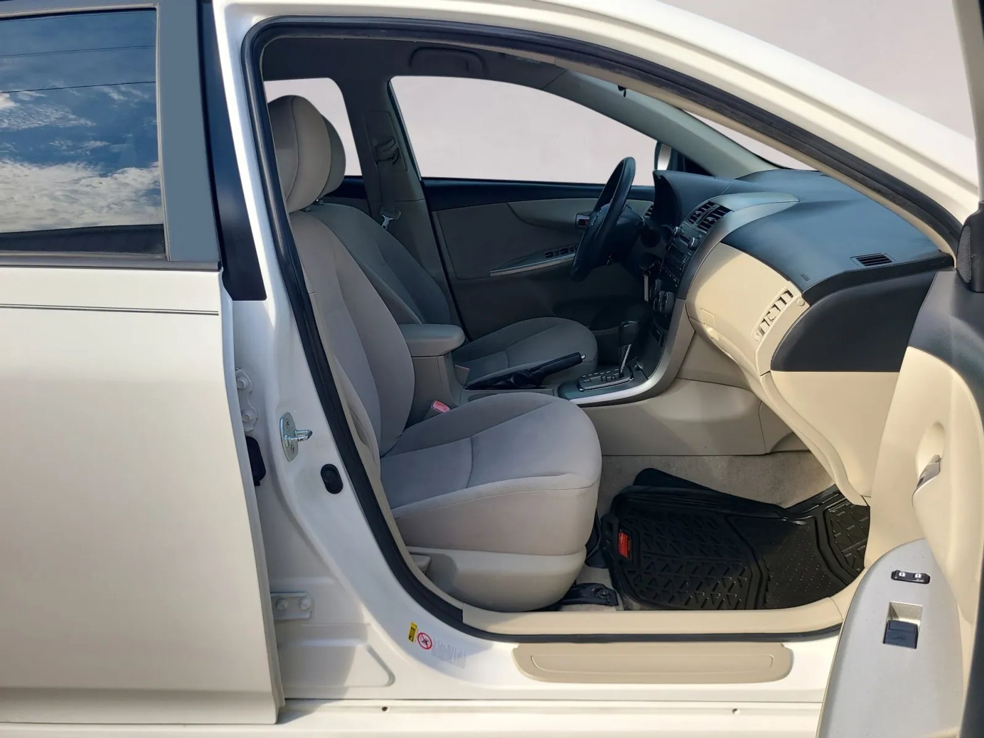 Toyota Corolla 4dr Sdn Auto LE (Natl) 2011