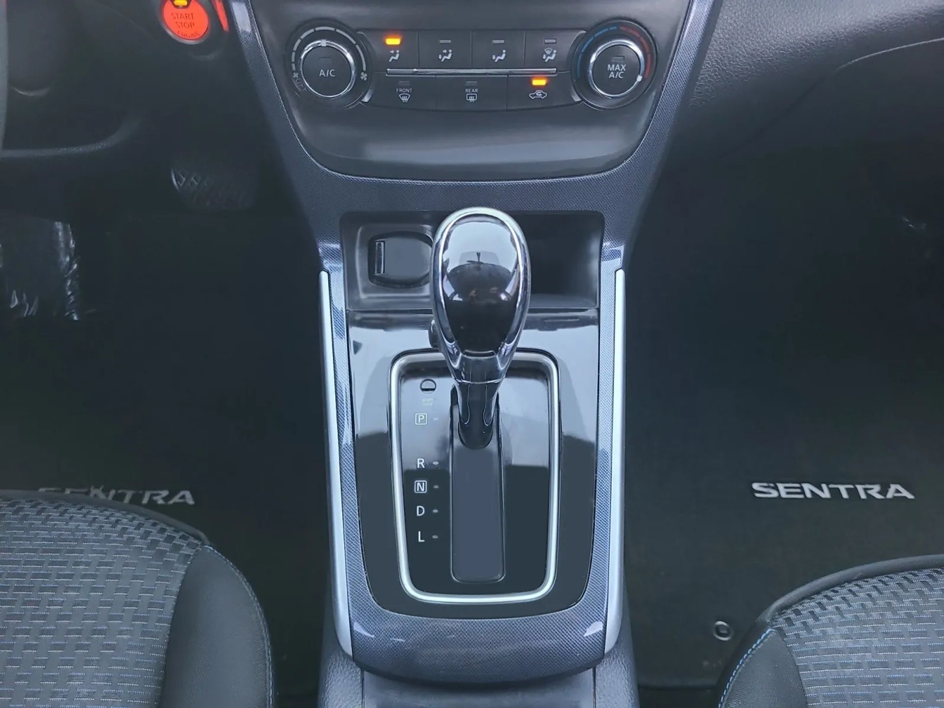 Nissan Sentra 4dr Sdn I4 CVT SR 2016