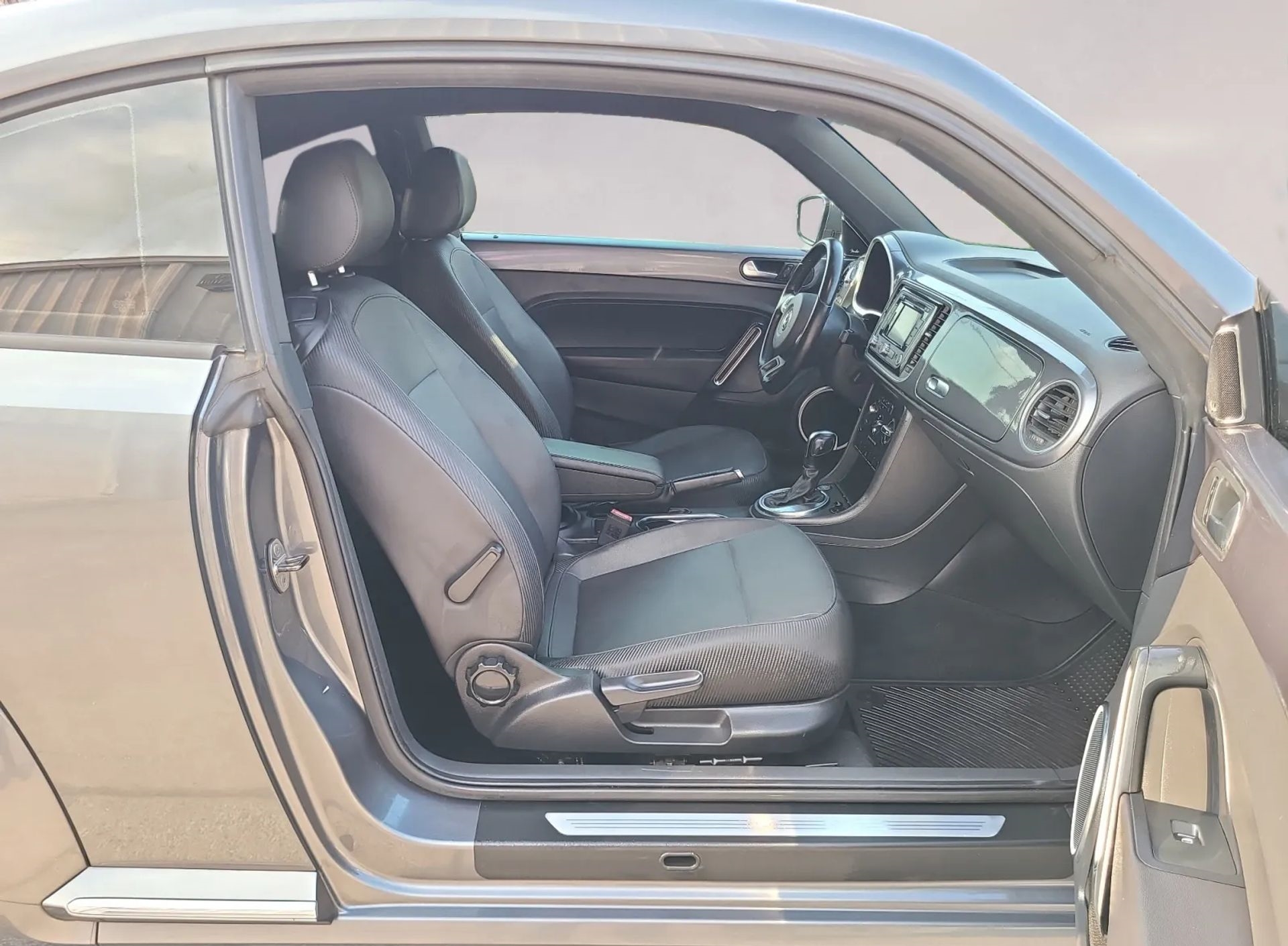Volkswagen Beetle 2dr Cpe Auto 2.5L PZEV 2012