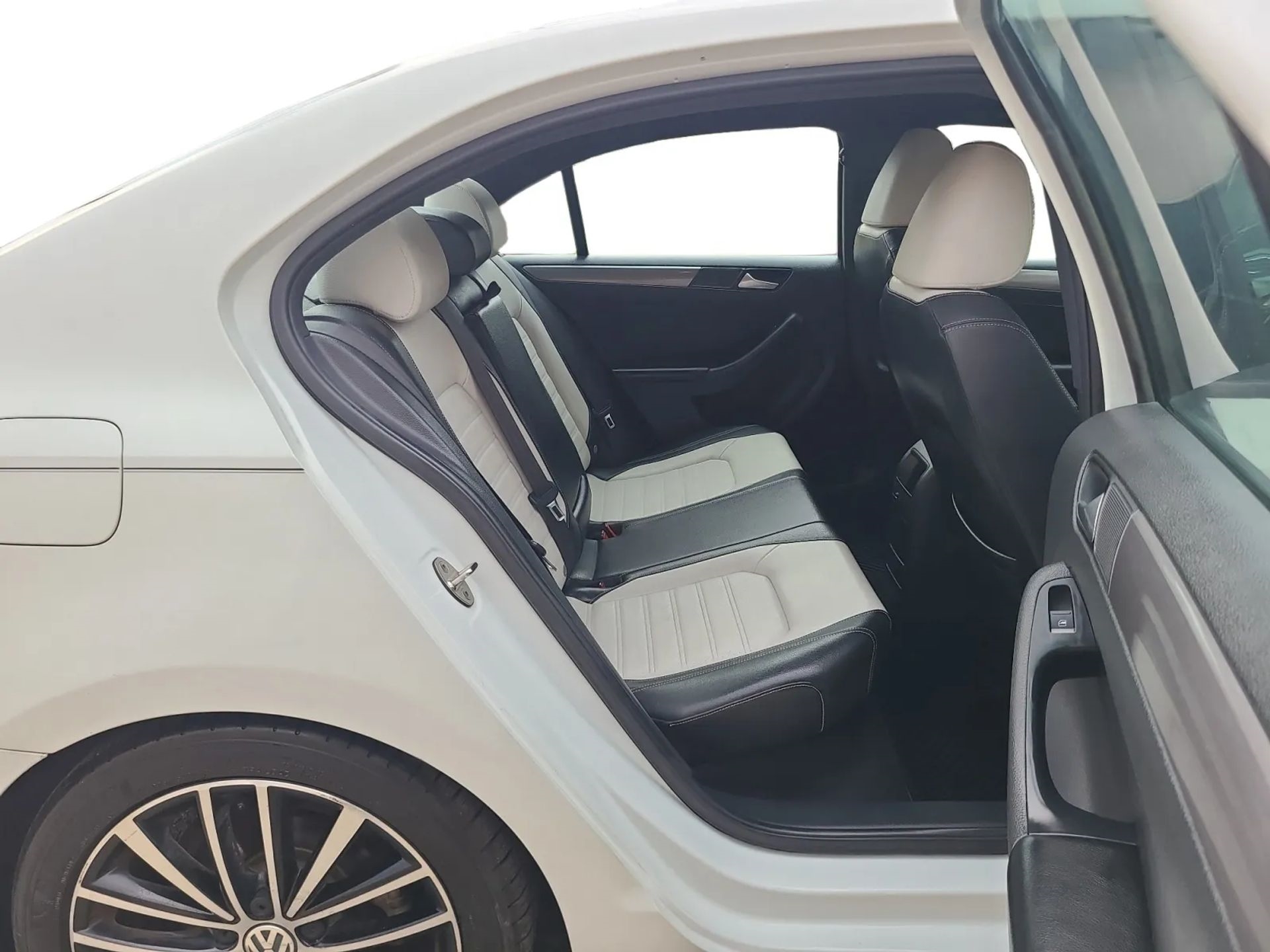 Volkswagen Jetta Sedan 4dr Auto 1.8T Sport PZEV 2016