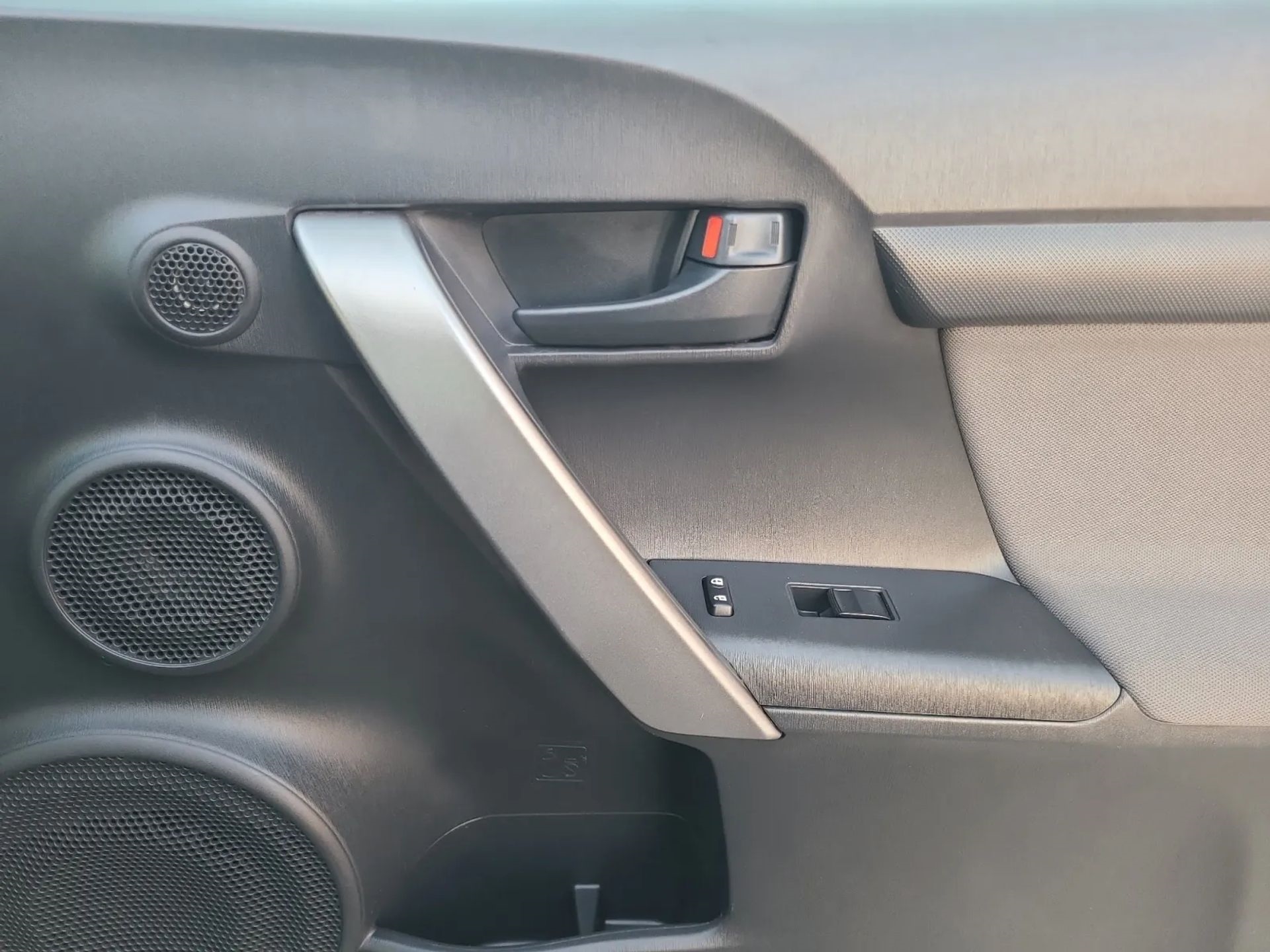 Scion tC 2dr HB Man (Natl) 2015