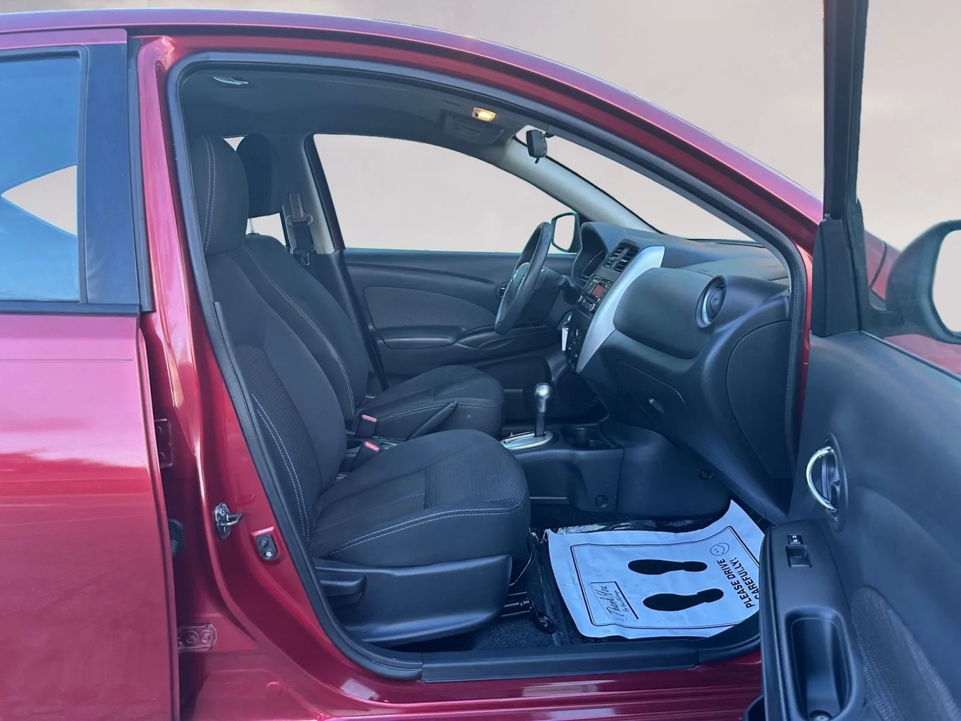 Nissan Versa 4dr Sdn CVT 1.6 SV 2016