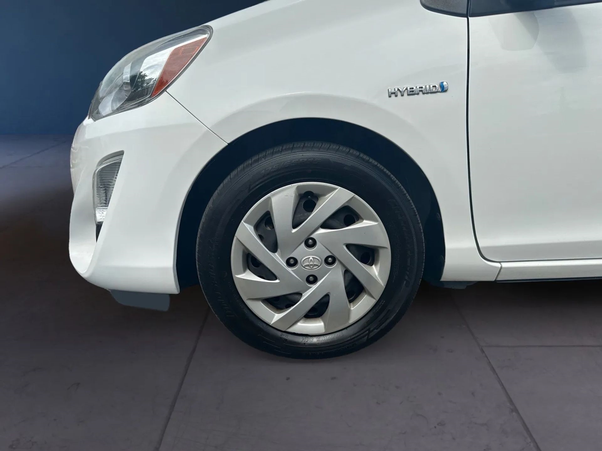 Toyota Prius c 5dr HB Three (Natl) 2015