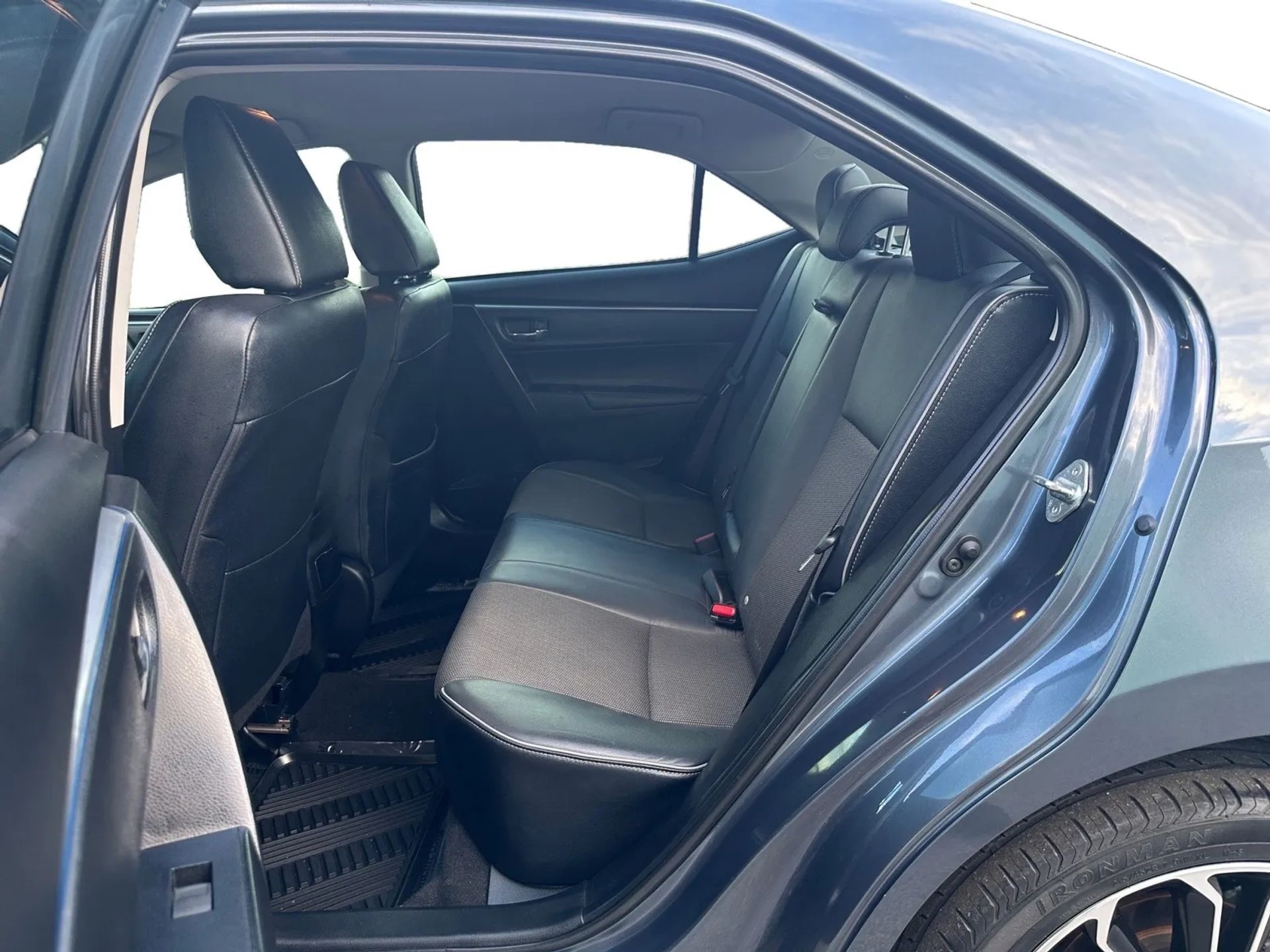 Toyota Corolla 4dr Sdn CVT LE Premium (Natl) 2015