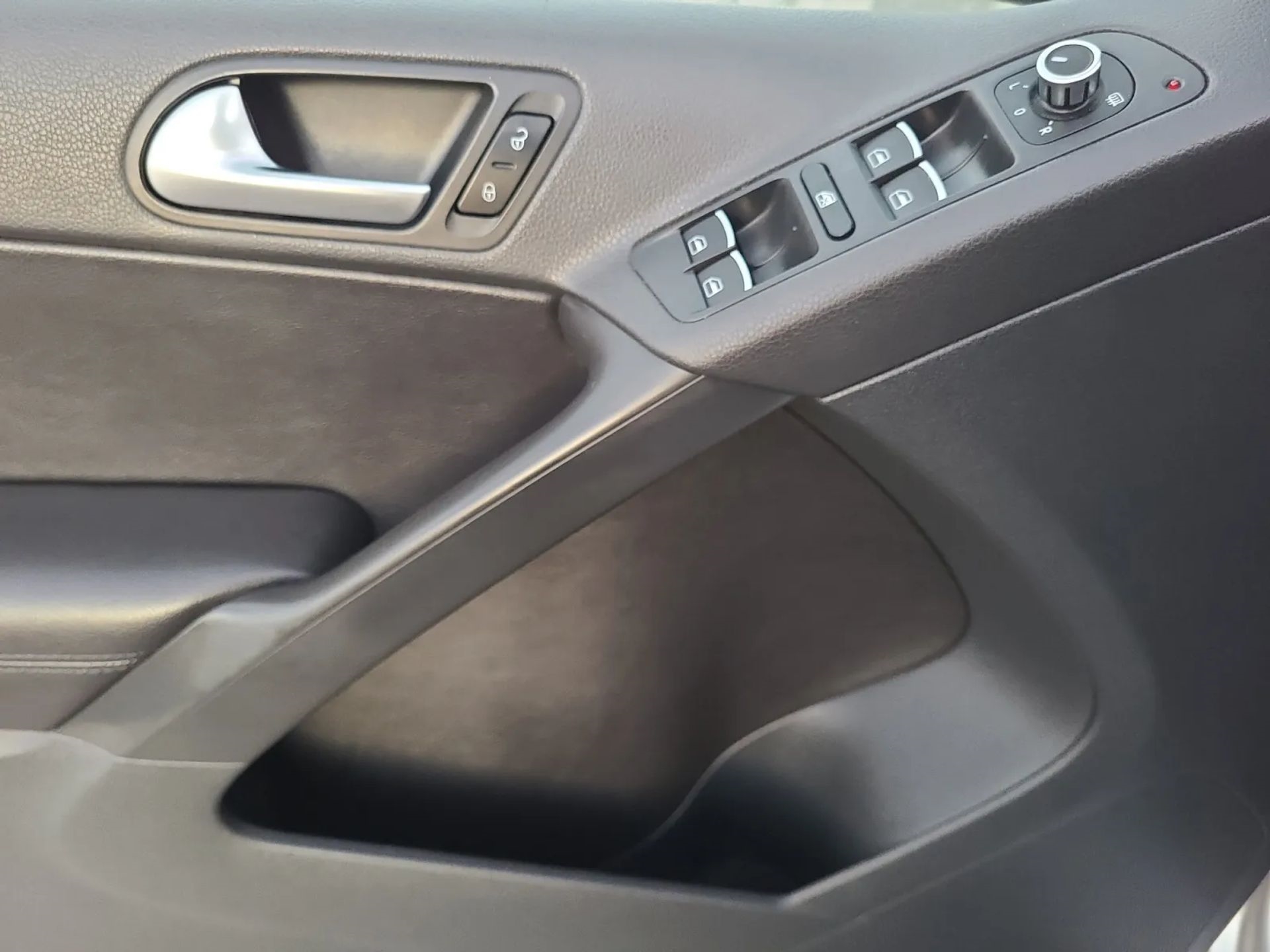 Volkswagen Tiguan 2WD 4dr SE w/Sunroof & Navi 2011