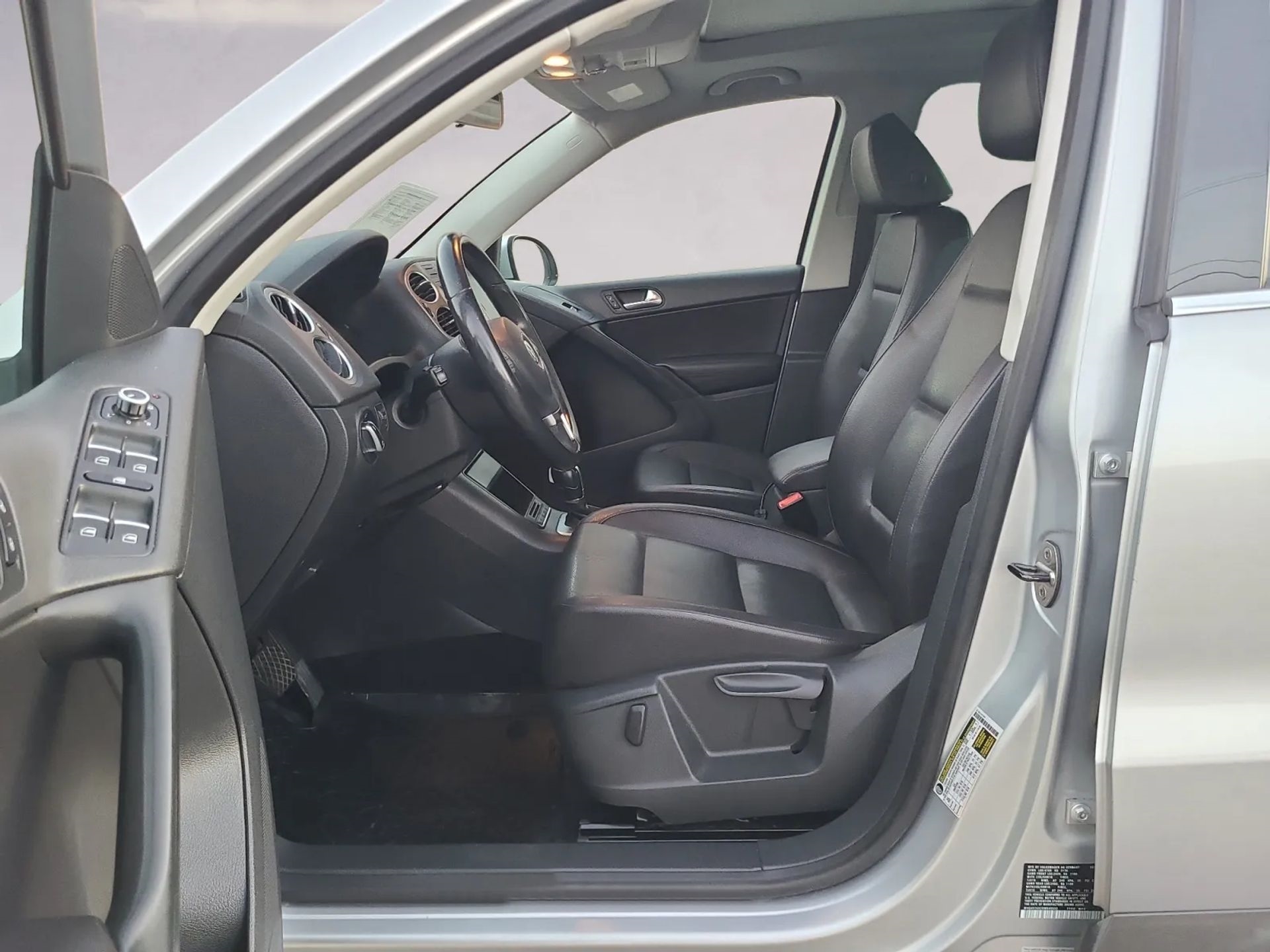 Volkswagen Tiguan 2WD 4dr SE w/Sunroof & Navi 2011