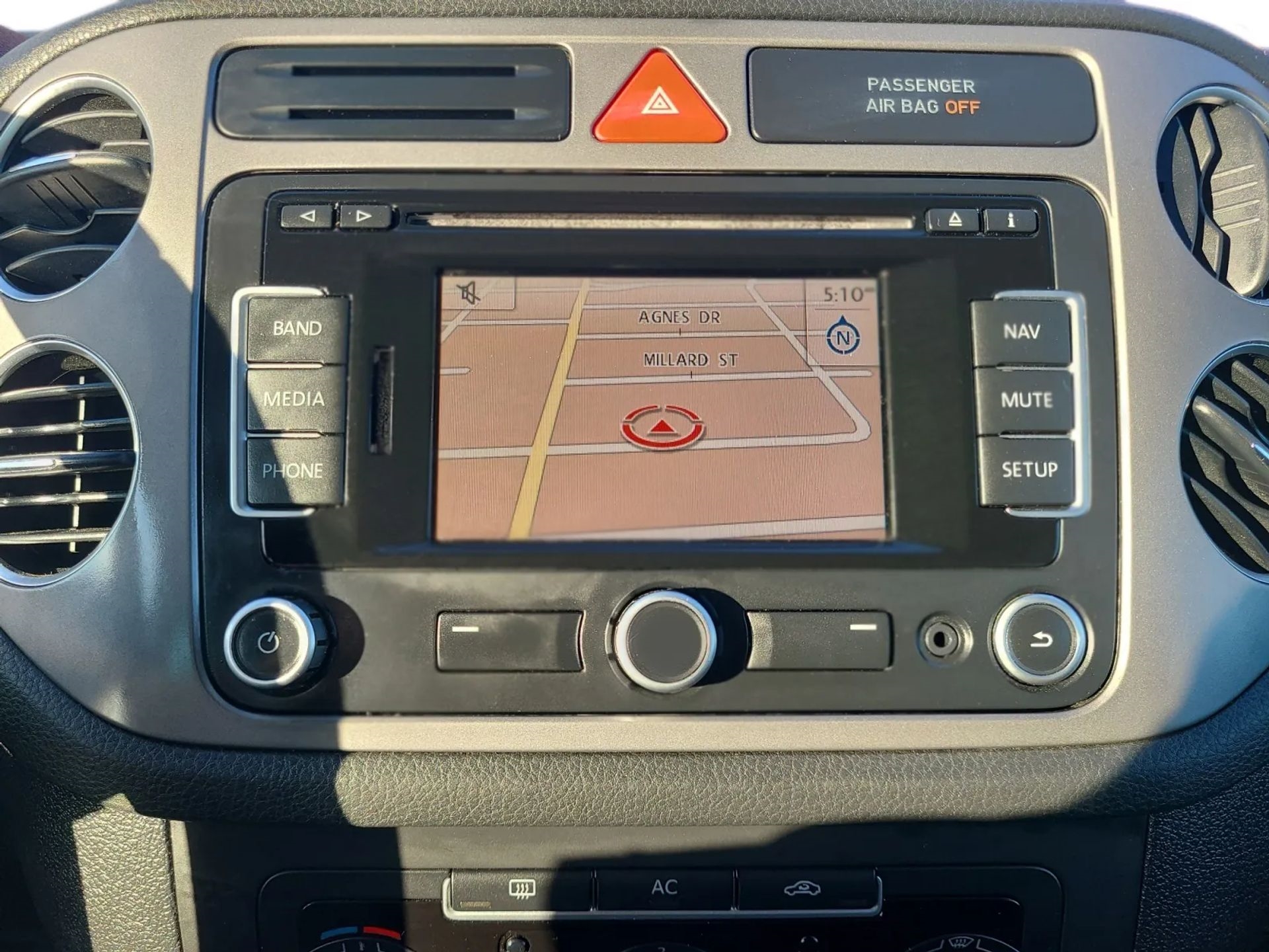 Volkswagen Tiguan 2WD 4dr SE w/Sunroof & Navi 2011