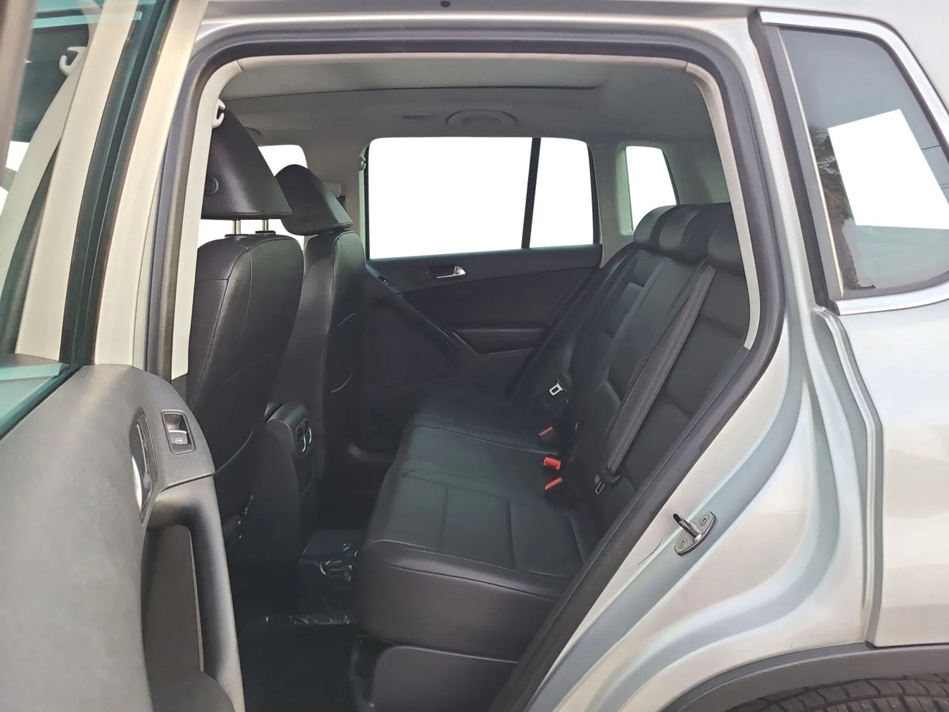 Volkswagen Tiguan 2WD 4dr SE w/Sunroof & Navi 2011