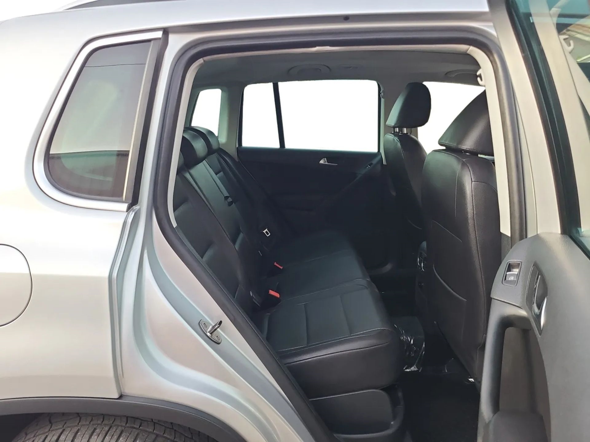 Volkswagen Tiguan 2WD 4dr SE w/Sunroof & Navi 2011