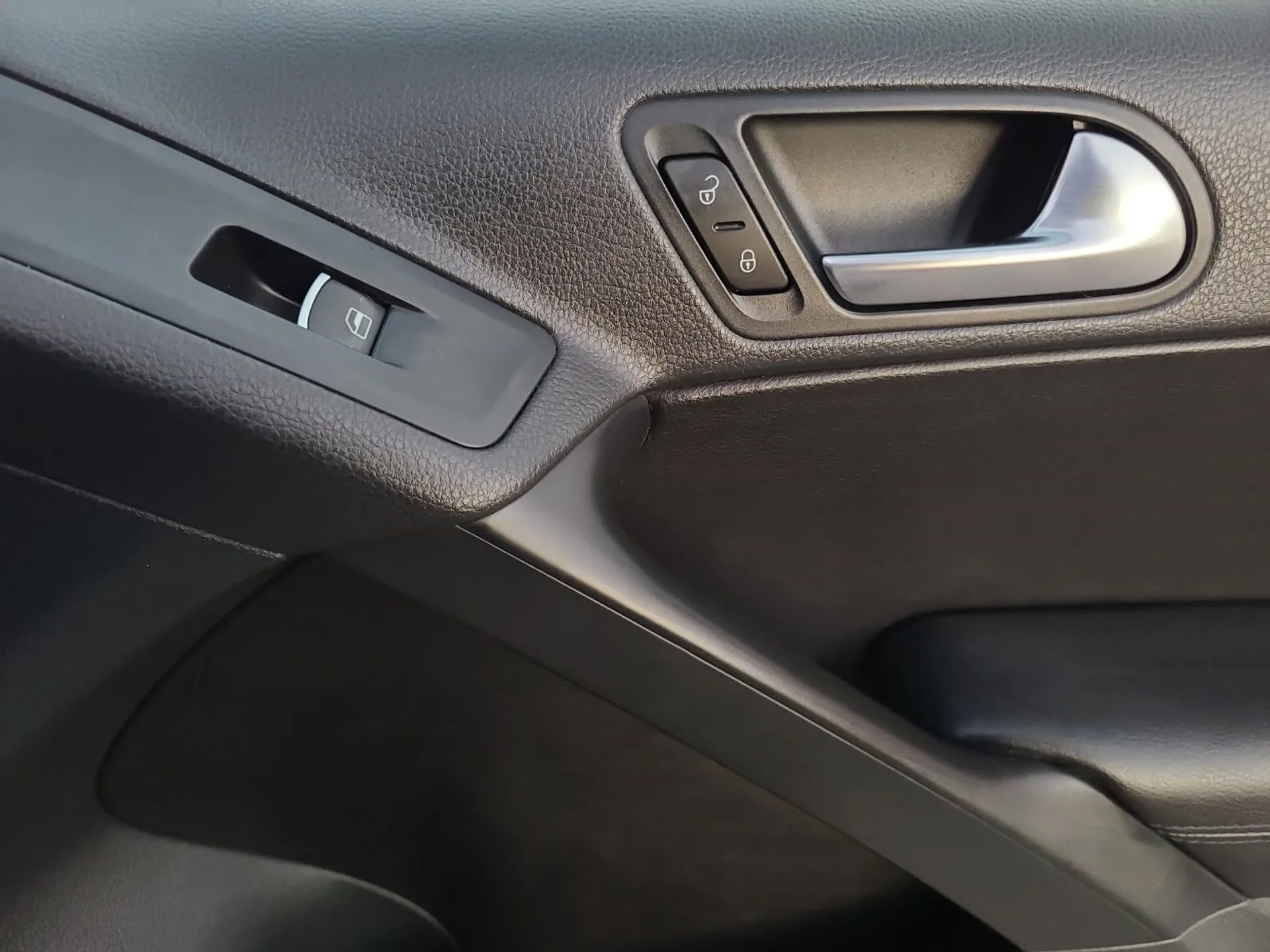 Volkswagen Tiguan 2WD 4dr SE w/Sunroof & Navi 2011
