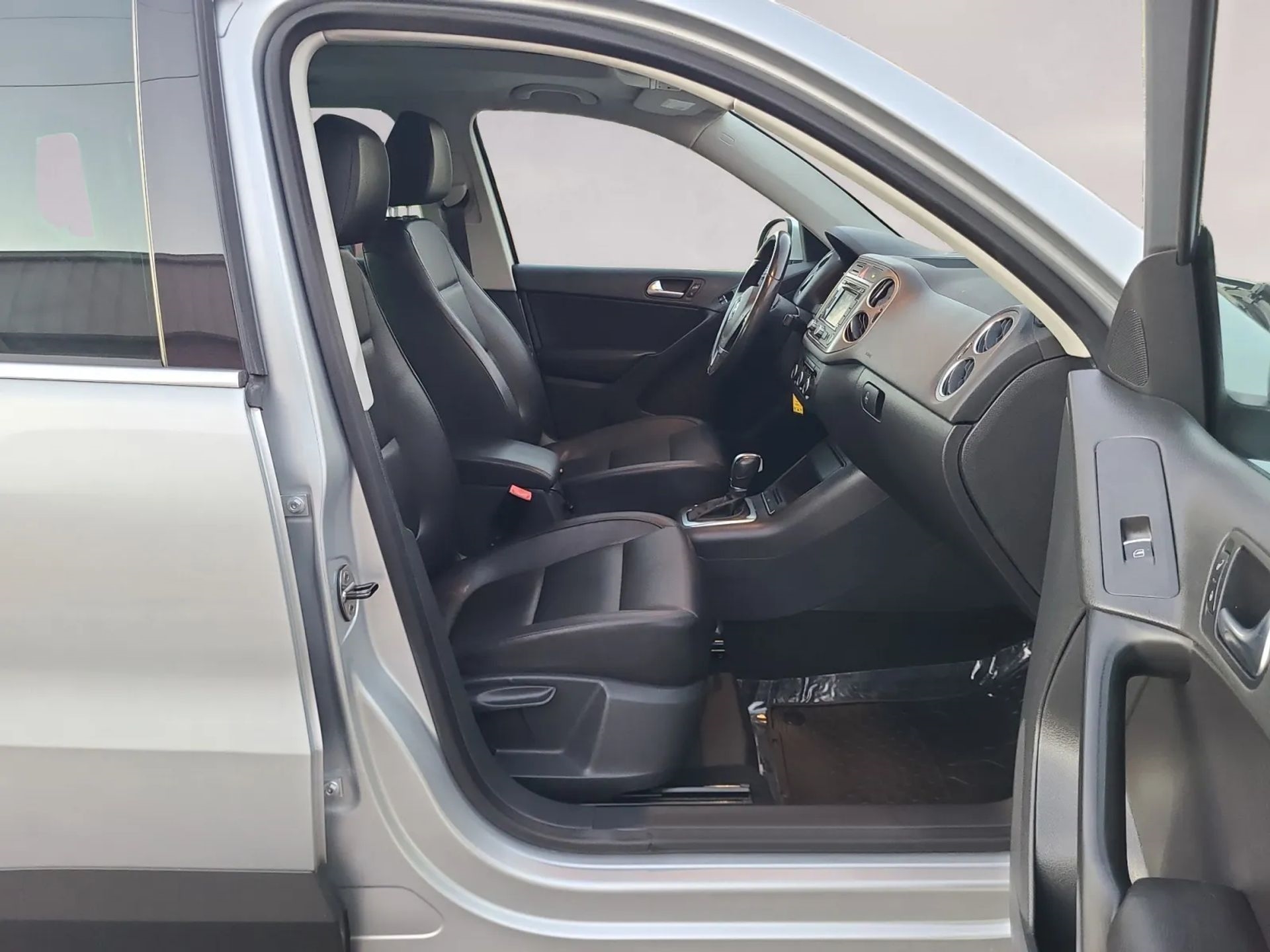 Volkswagen Tiguan 2WD 4dr SE w/Sunroof & Navi 2011