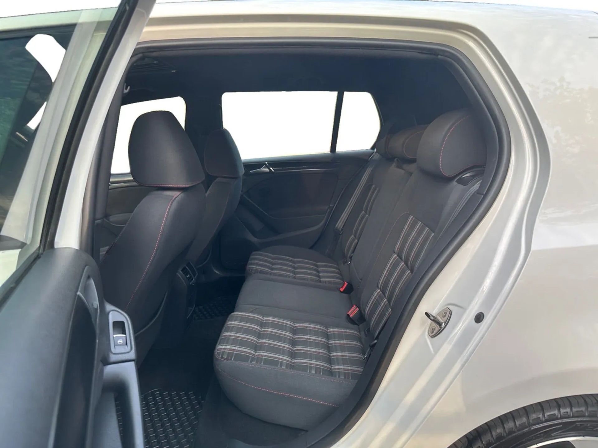 Volkswagen GTI 4dr HB DSG 2012