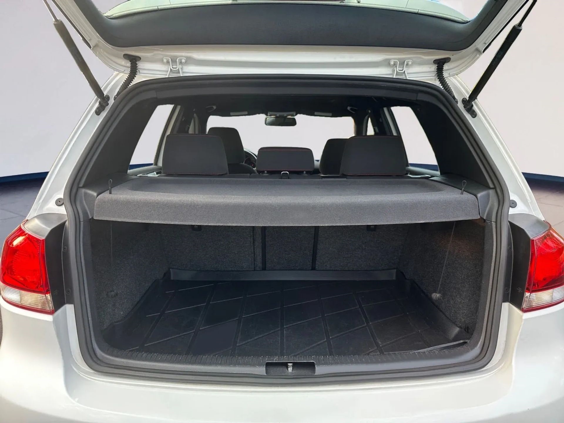 Volkswagen GTI 4dr HB DSG 2012