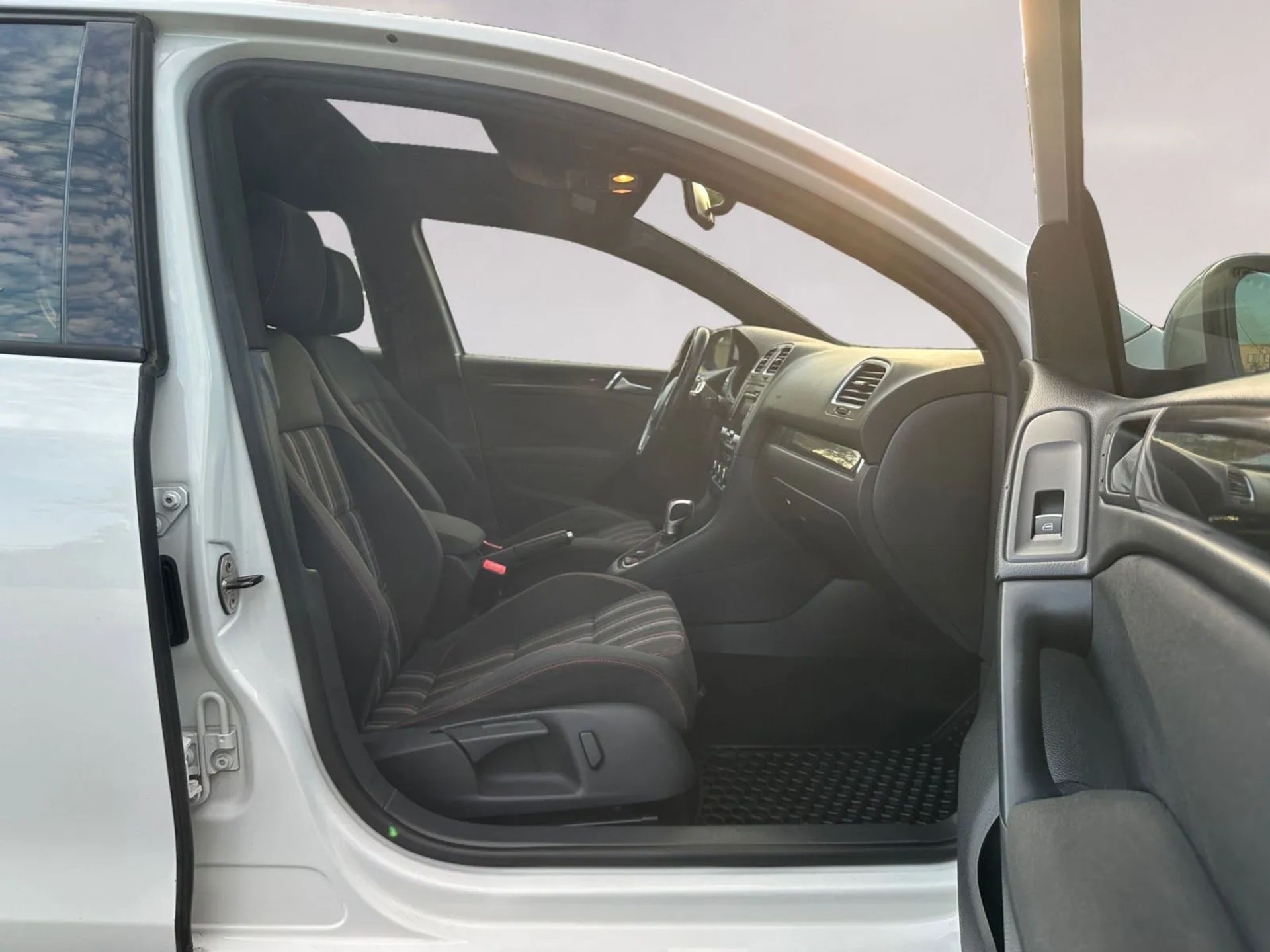 Volkswagen GTI 4dr HB DSG 2012