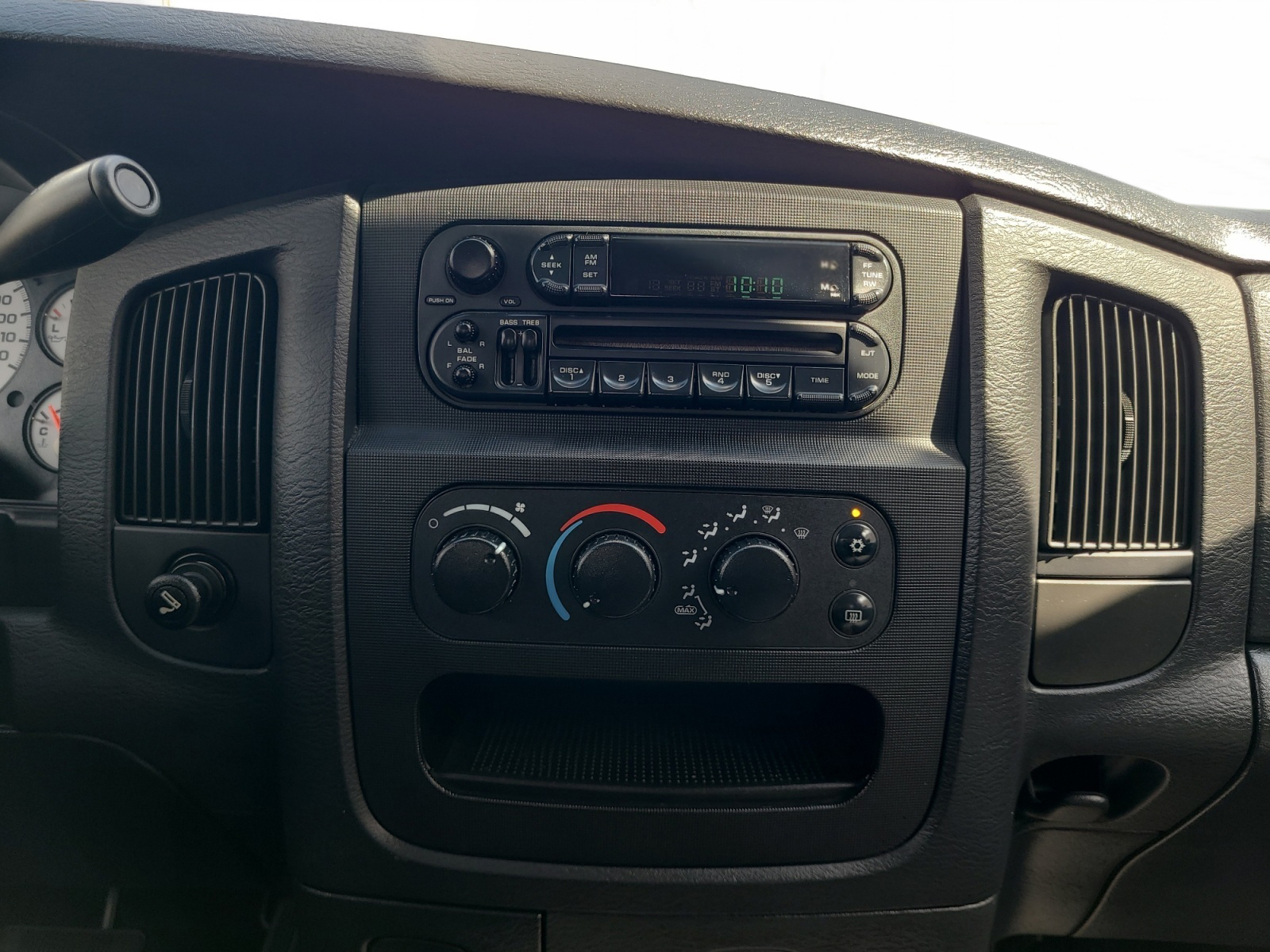 Dodge Ram 1500 4dr Quad Cab 140.5" WB SLT 2003