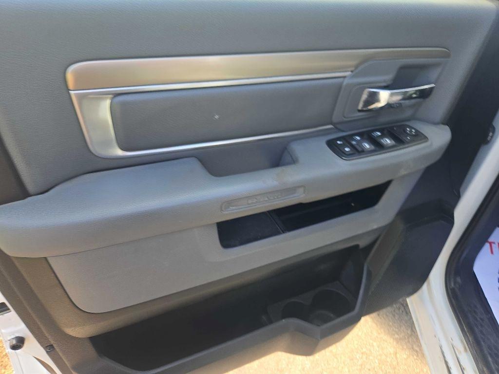RAM 1500 SLT Quad Cab 4WD 2016