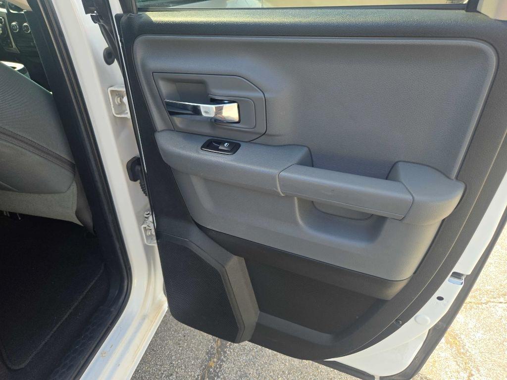 RAM 1500 SLT Quad Cab 4WD 2016