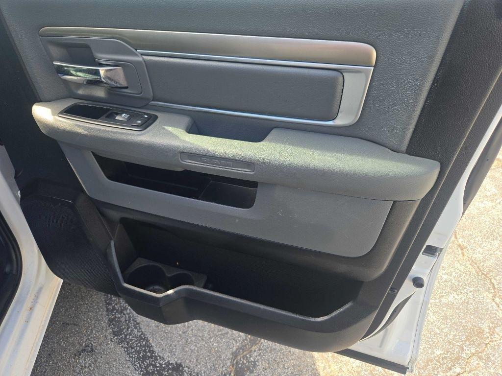 RAM 1500 SLT Quad Cab 4WD 2016