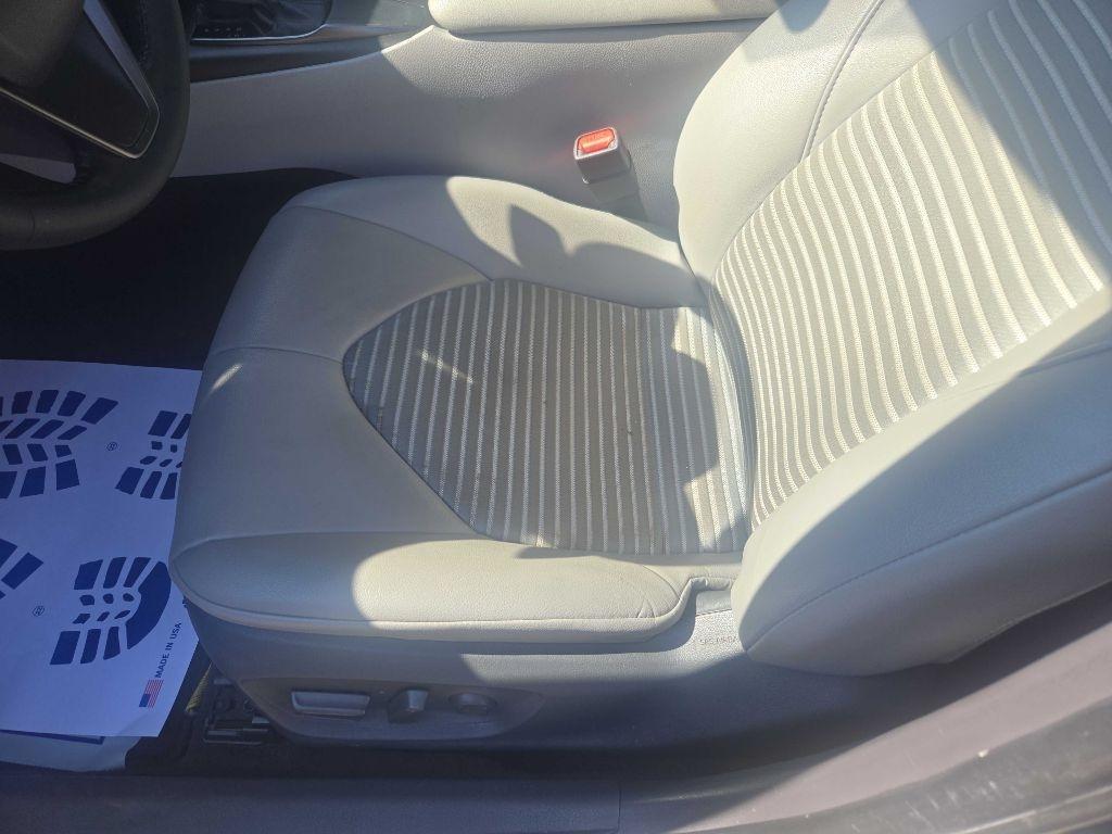 Toyota Camry SE 2021