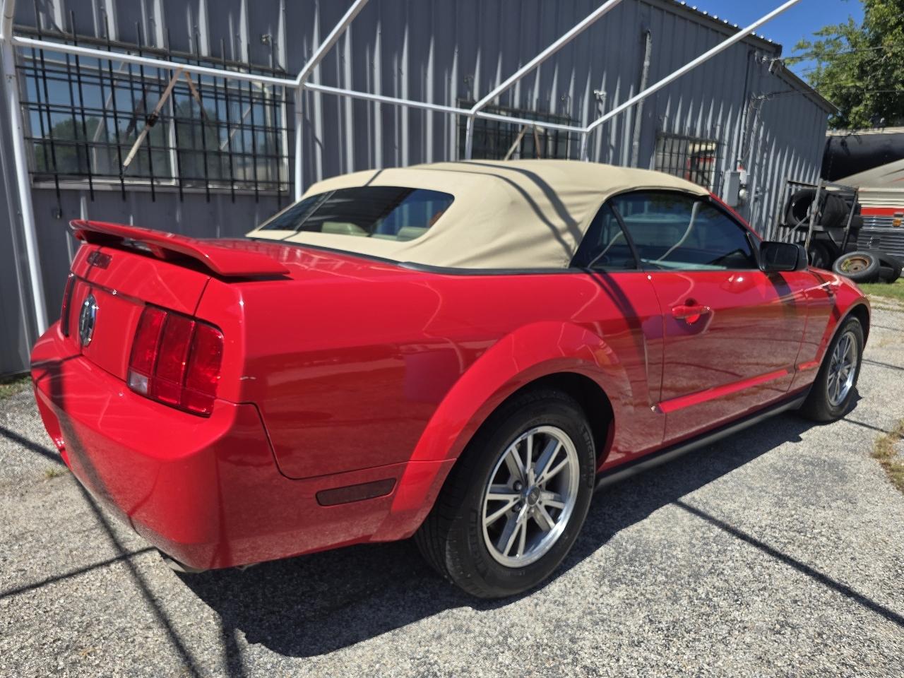 Ford Mustang 2dr Conv Deluxe 2005