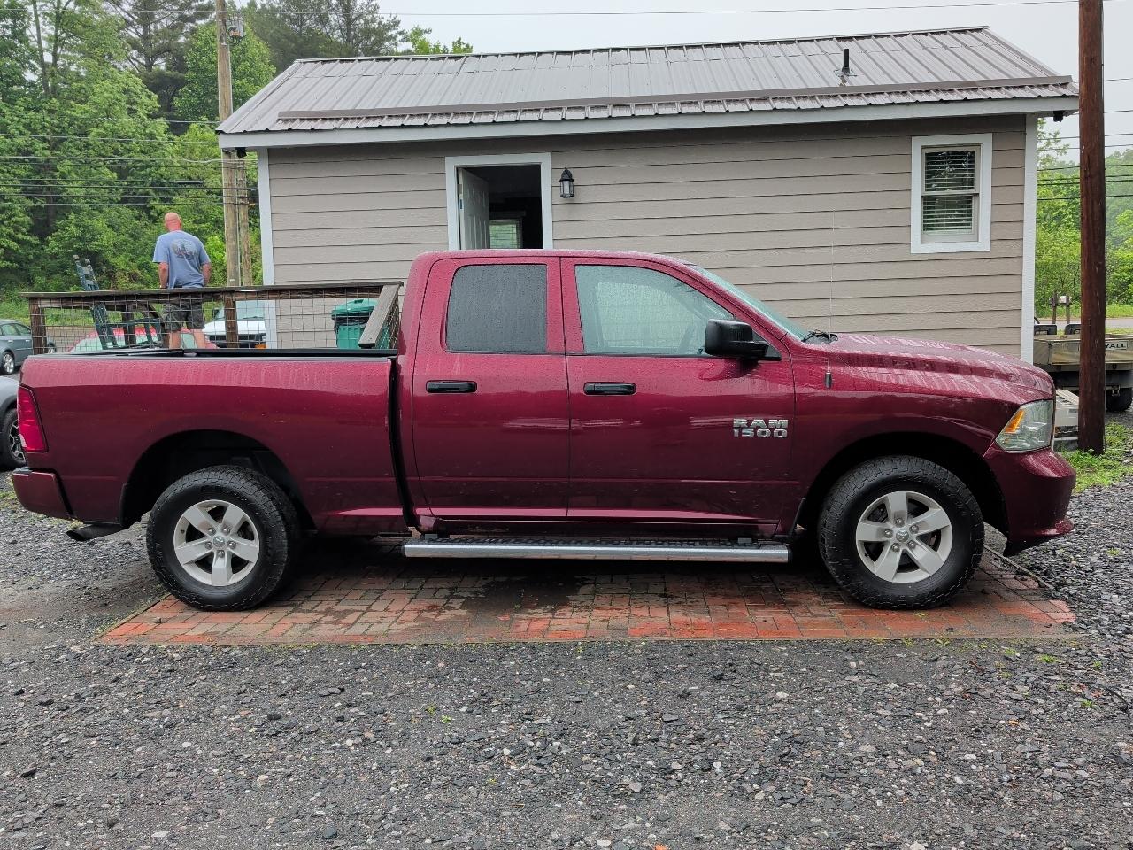 RAM 1500 4WD Crew Cab 140.5" Laramie 2016