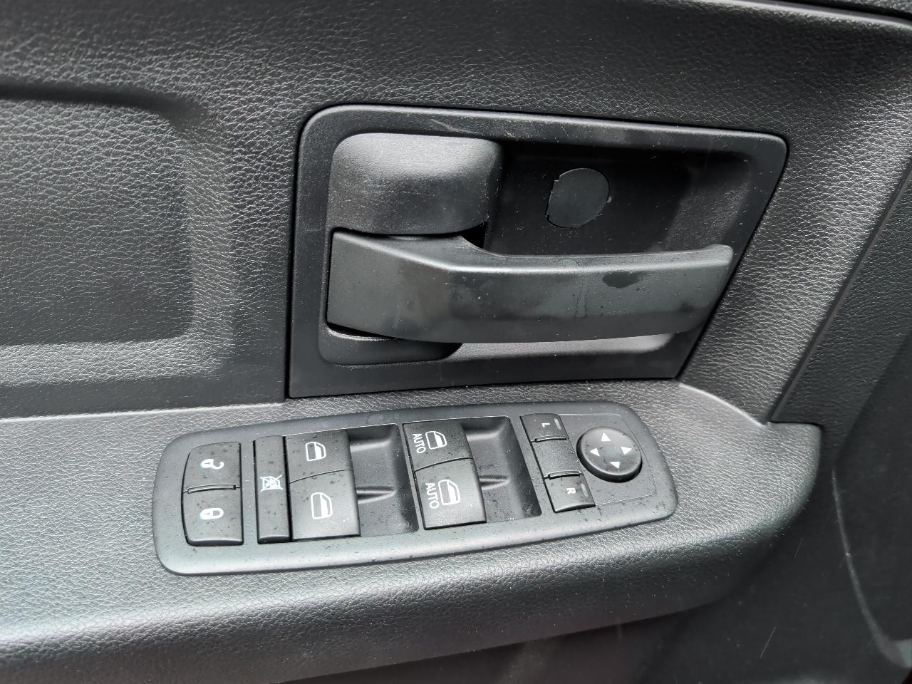 RAM 1500 4WD Crew Cab 140.5" Laramie 2016