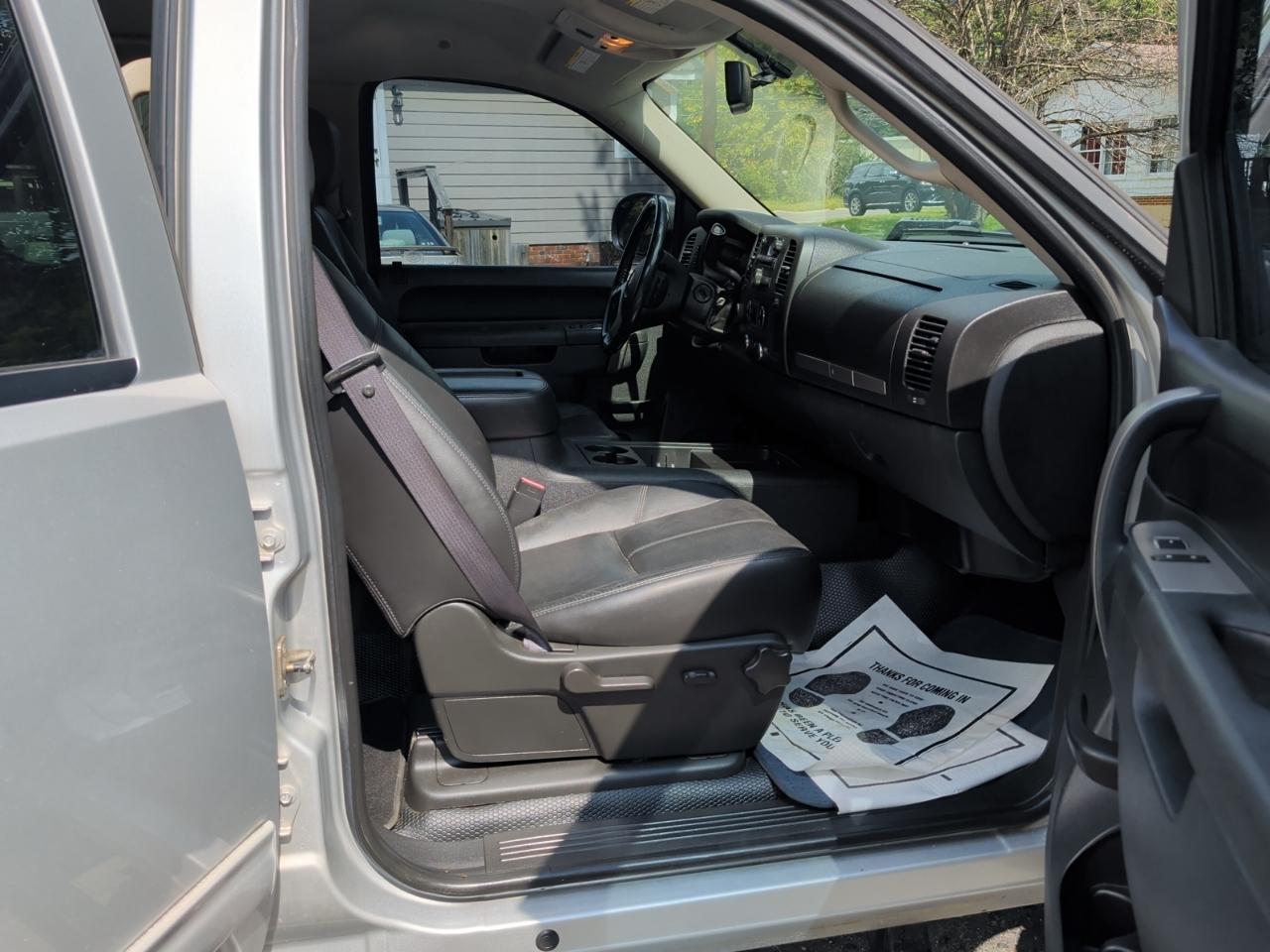 GMC Sierra 2500HD 4WD Crew Cab 159" AT4 2011