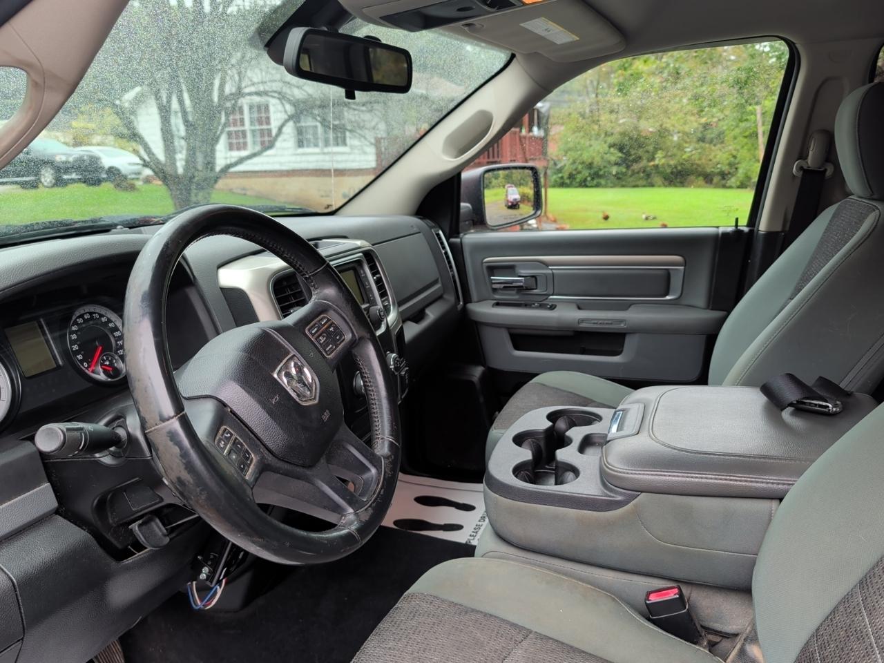 RAM 1500 4WD Quad Cab 140.5" Lone Star 2015