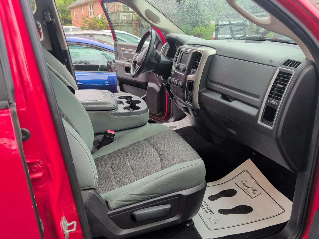 RAM 1500 4WD Quad Cab 140.5" Lone Star 2015