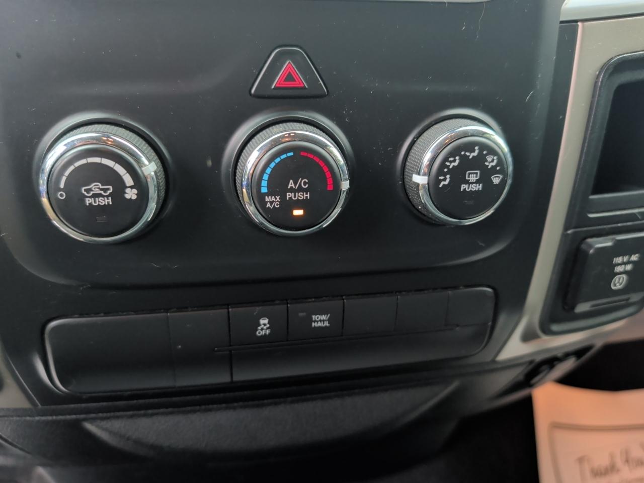 RAM 1500 4WD Quad Cab 140.5" Lone Star 2015