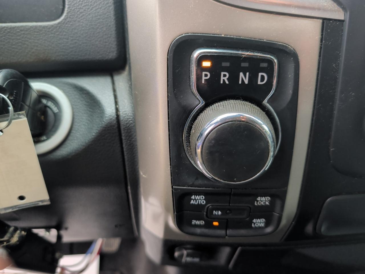 RAM 1500 4WD Quad Cab 140.5" Lone Star 2015