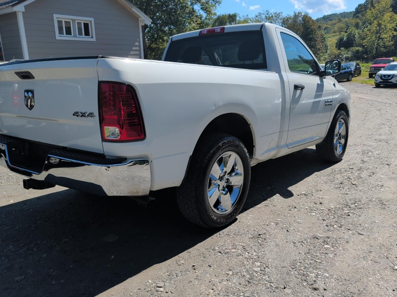 RAM 1500 4WD Crew Cab 140.5" Big Horn 2013