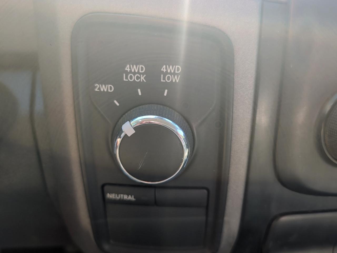 RAM 1500 4WD Crew Cab 140.5" Big Horn 2013